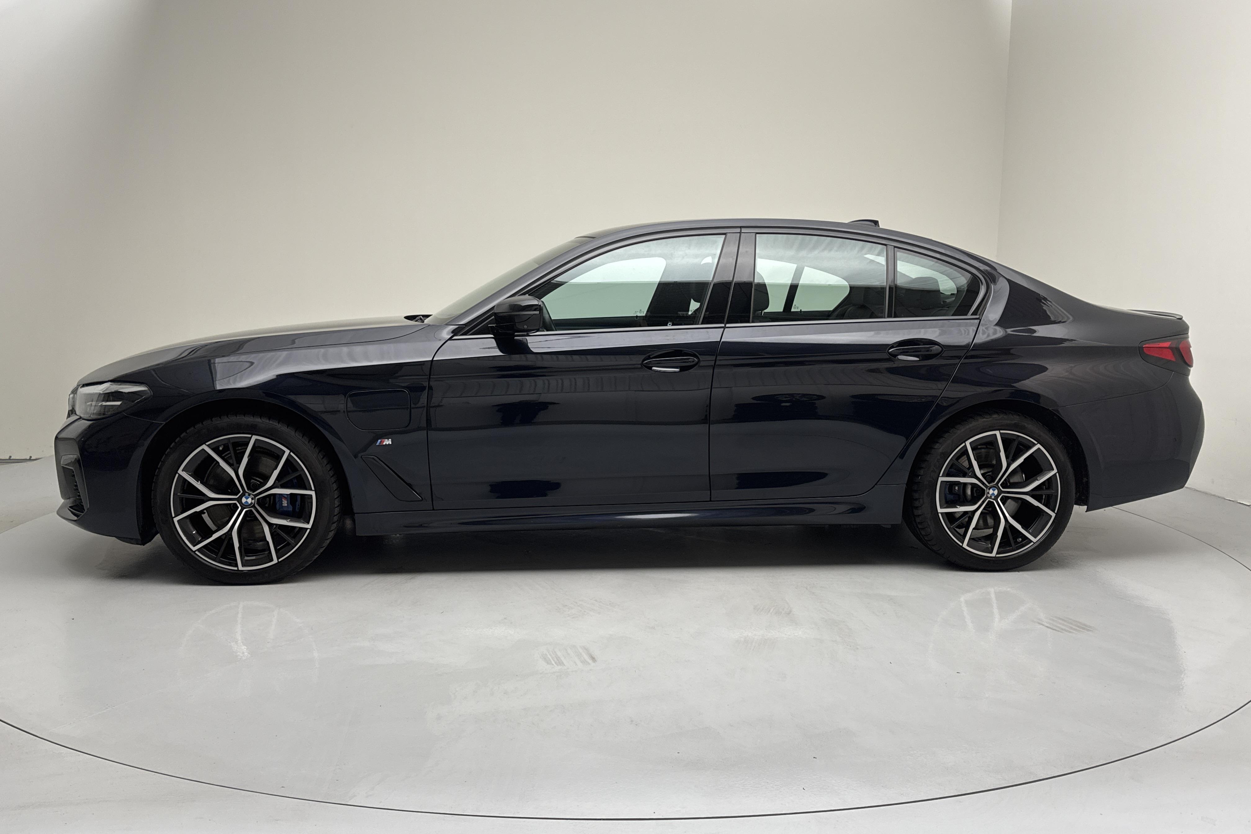 BMW 530e Sedan, G30 12kWh LCI (292hk) - 3 151 mil - Automat - svart - 2021