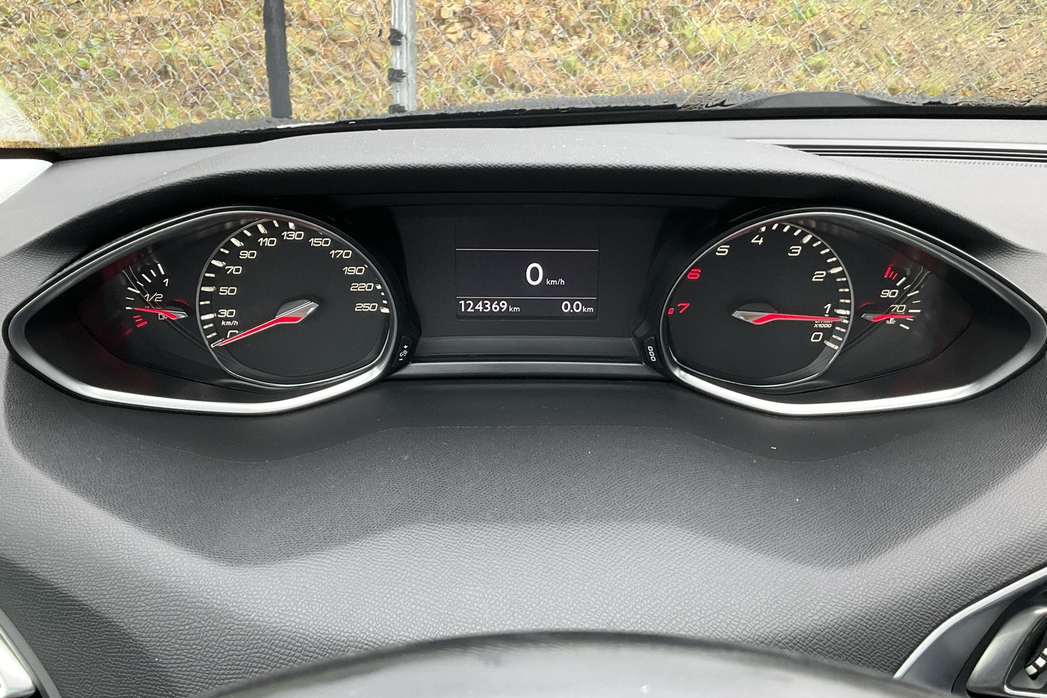 Peugeot 308 SW PureTech (130hk) - 124 360 km - Manuaalinen - musta - 2015