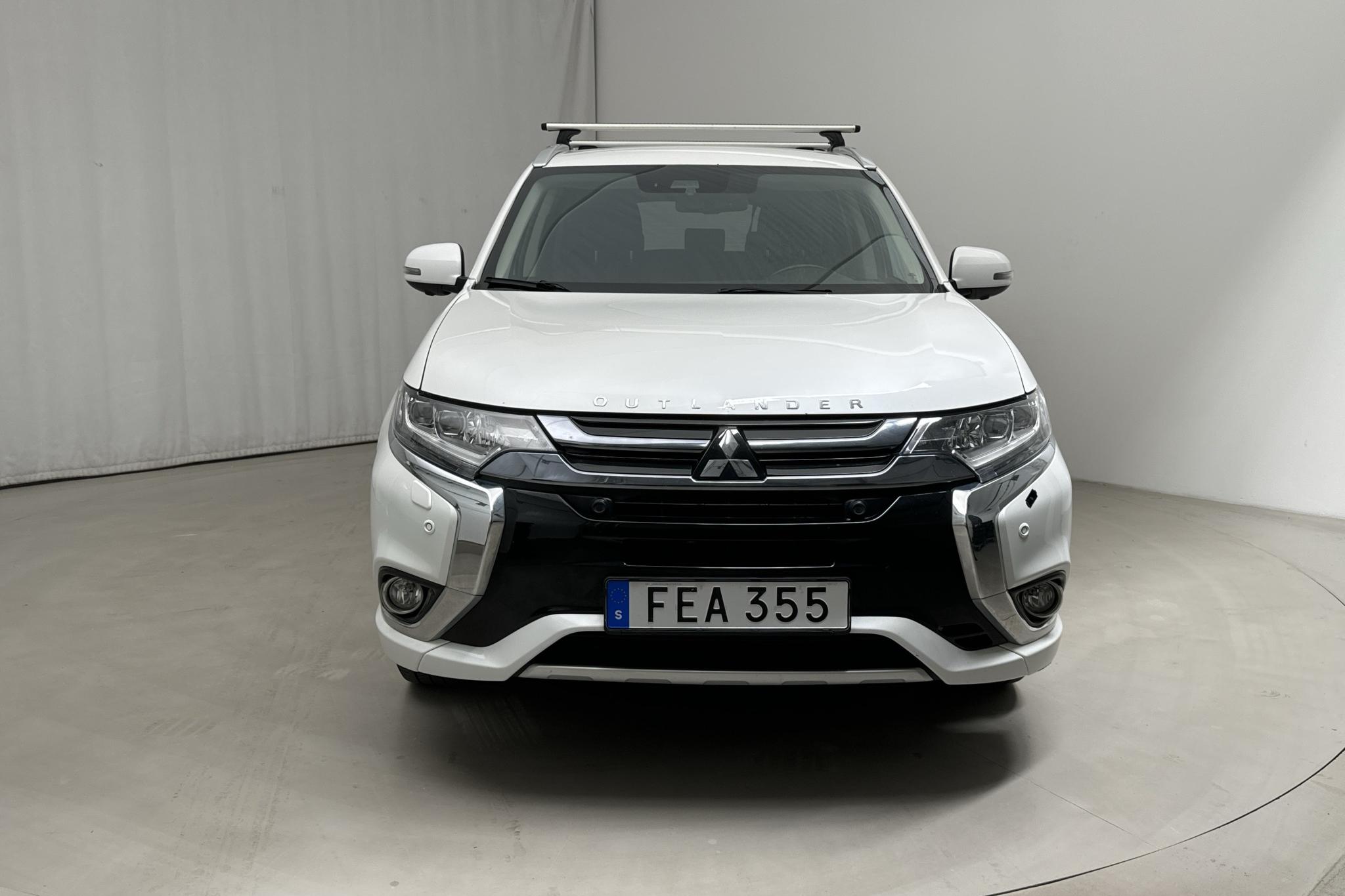 Mitsubishi Outlander 2.0 Plug-in Hybrid 4WD (121hk) - 112 120 km - Automatic - white - 2018