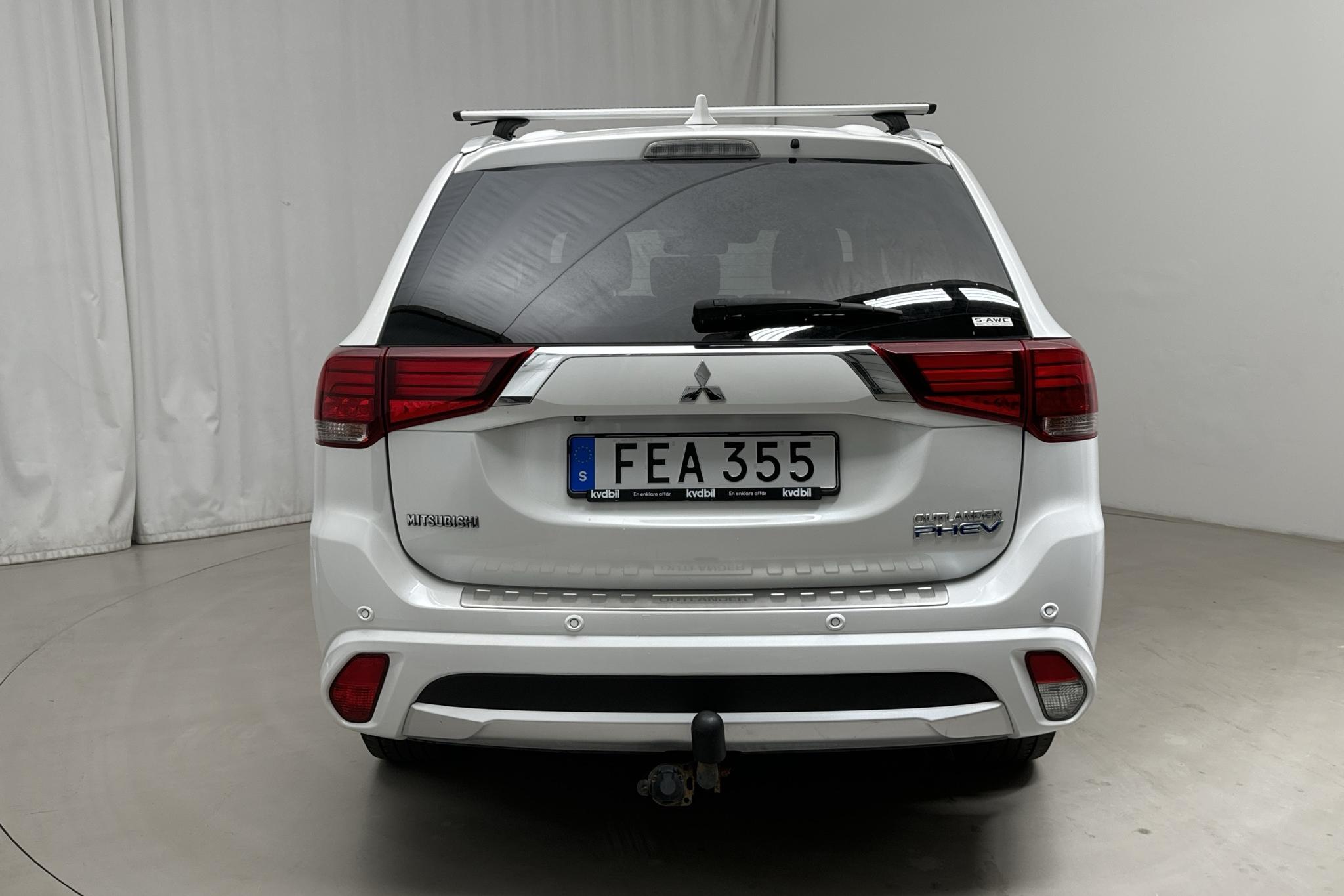 Mitsubishi Outlander 2.0 Plug-in Hybrid 4WD (121hk) - 112 120 km - Automatyczna - biały - 2018