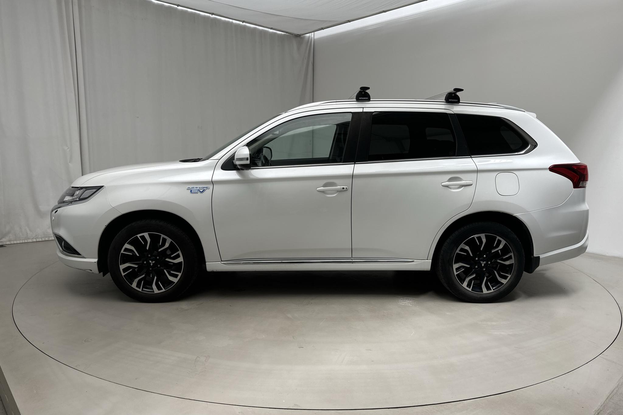 Mitsubishi Outlander 2.0 Plug-in Hybrid 4WD (121hk) - 11 212 mil - Automat - vit - 2018