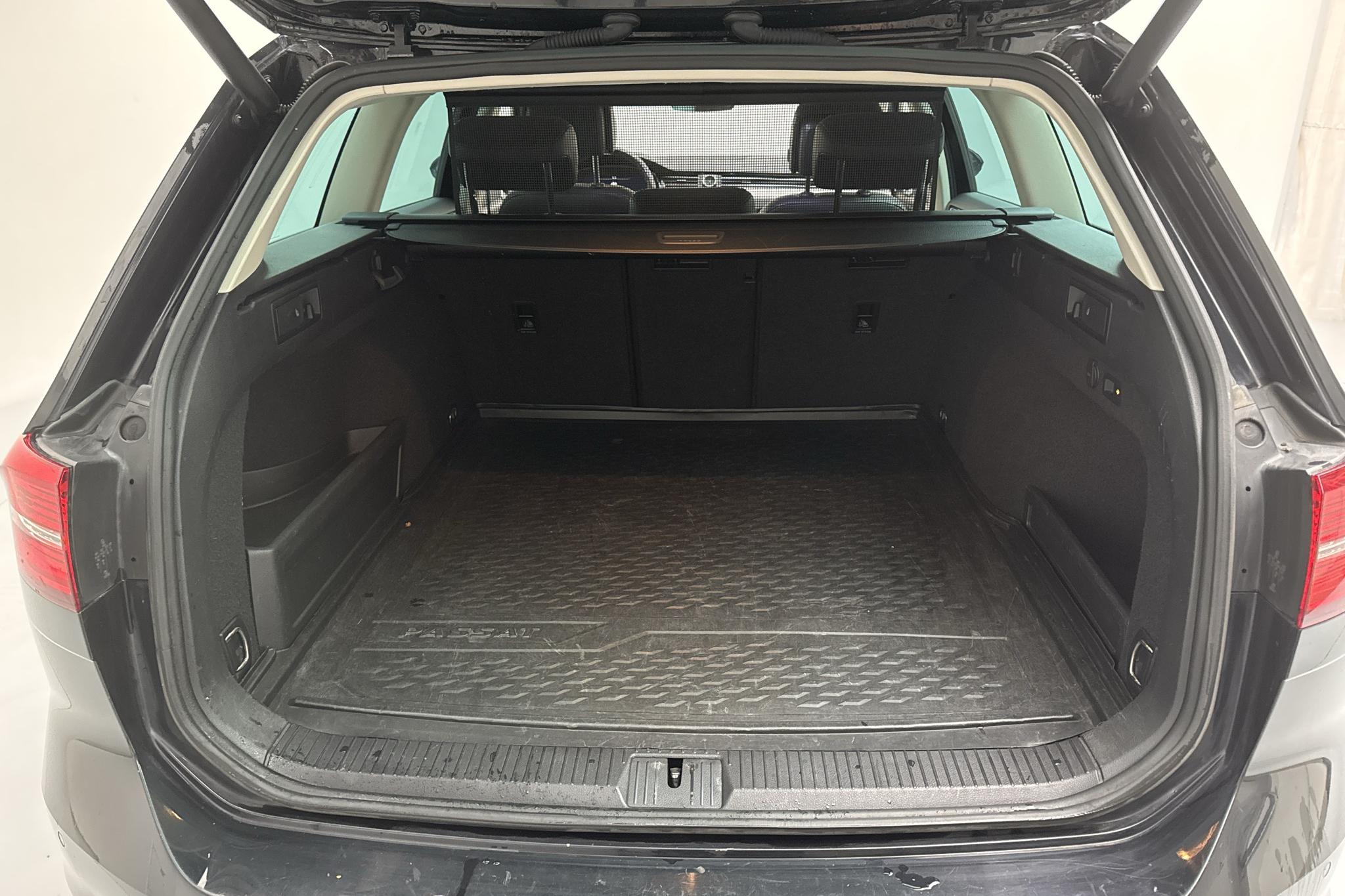 VW Passat 2.0 TDI Sportscombi (190hk) - 21 285 mil - Automat - svart - 2019