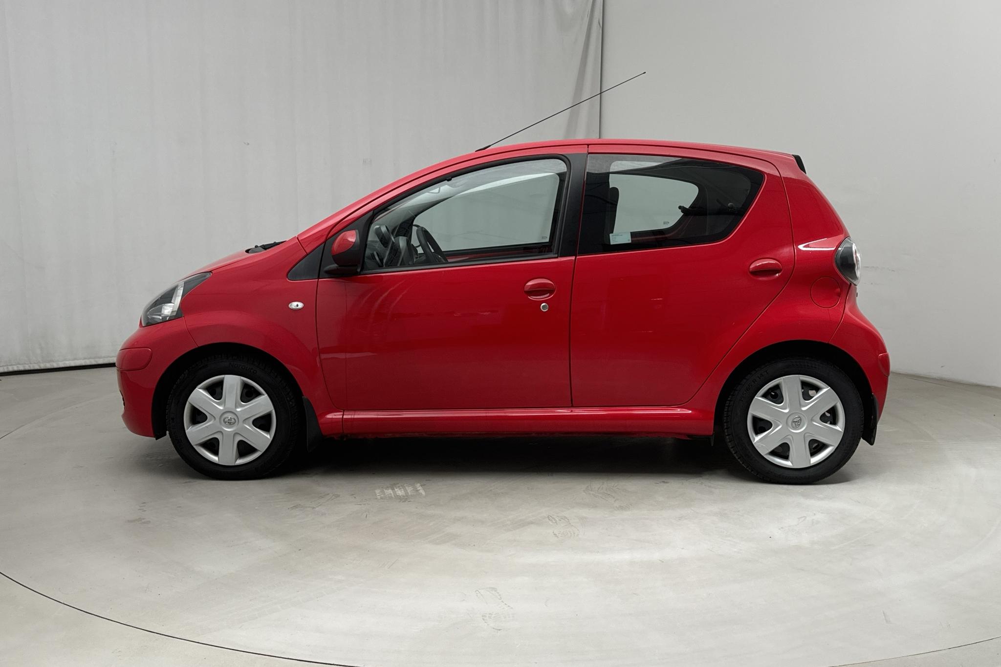 Toyota Aygo 1.0 VVT-i 5dr (68hk) - 80 380 km - Manualna - czerwony - 2009