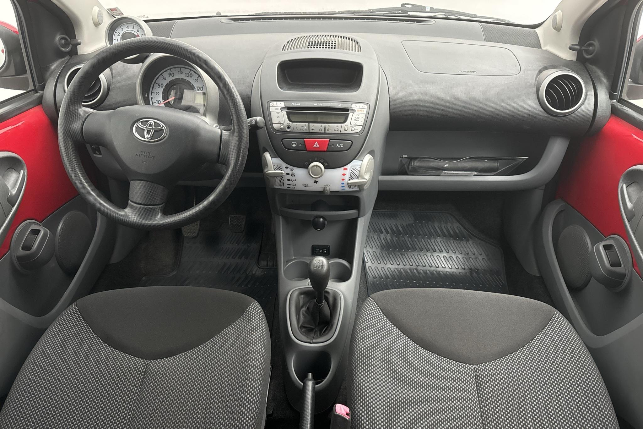 Toyota Aygo 1.0 VVT-i 5dr (68hk) - 8 038 mil - Manuell - röd - 2009