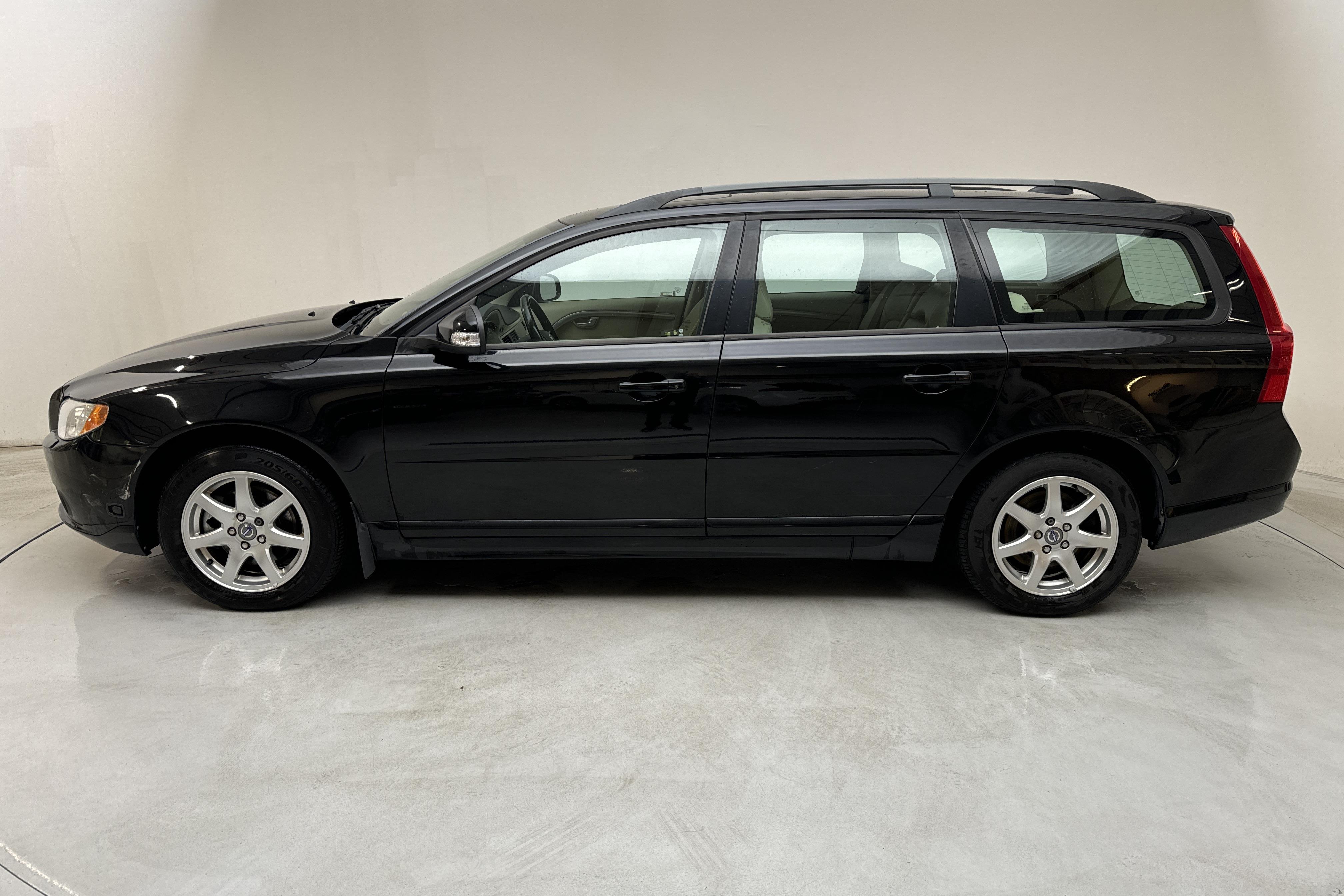 Volvo V70 II 2.0F (145hk) - 234 550 km - Käsitsi - must - 2008