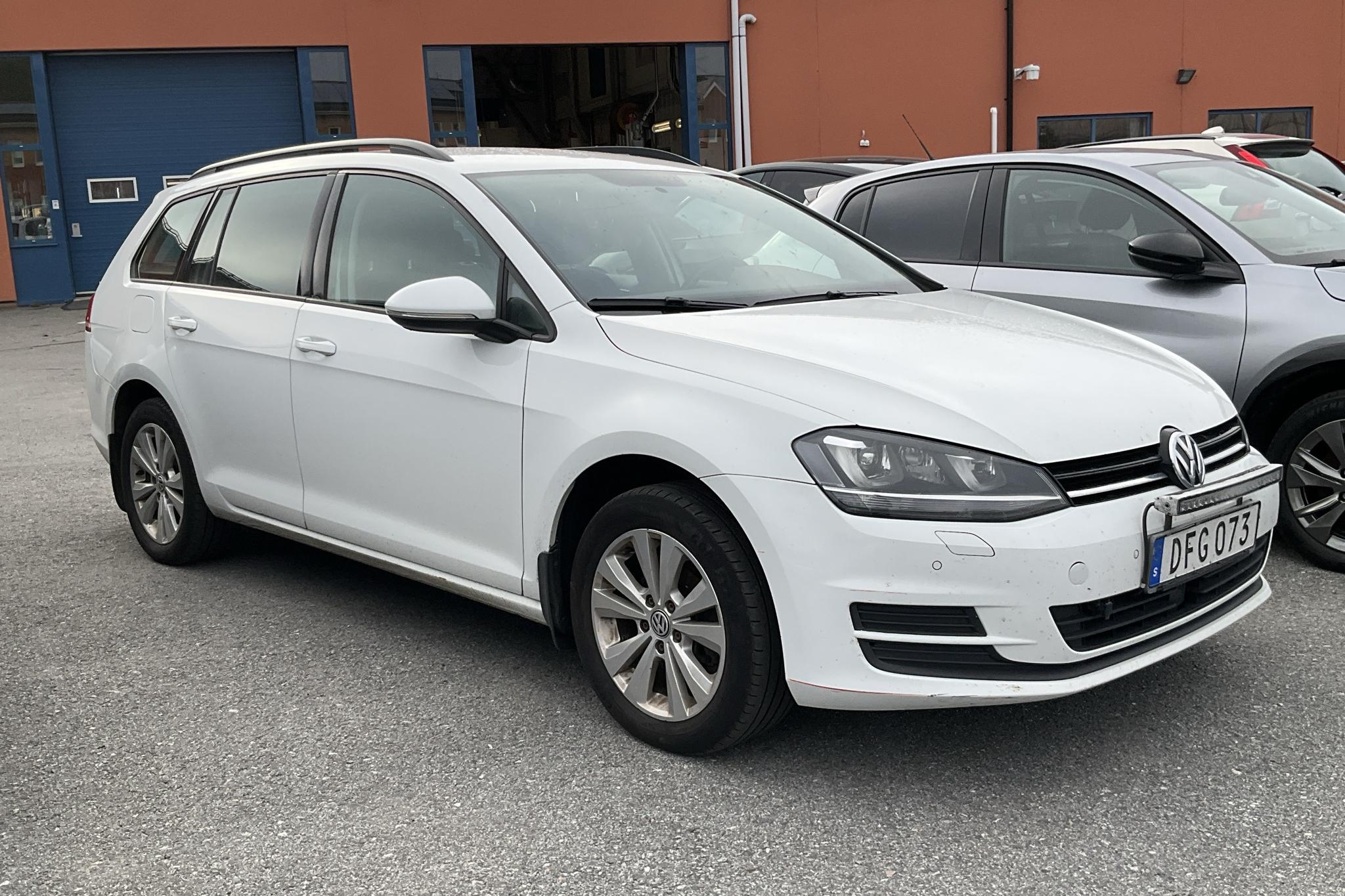 VW Golf VII 1.6 TDI BlueMotion Technology Sportscombi 4Motion (105hk) - 28 249 mil - Manuell - vit - 2014