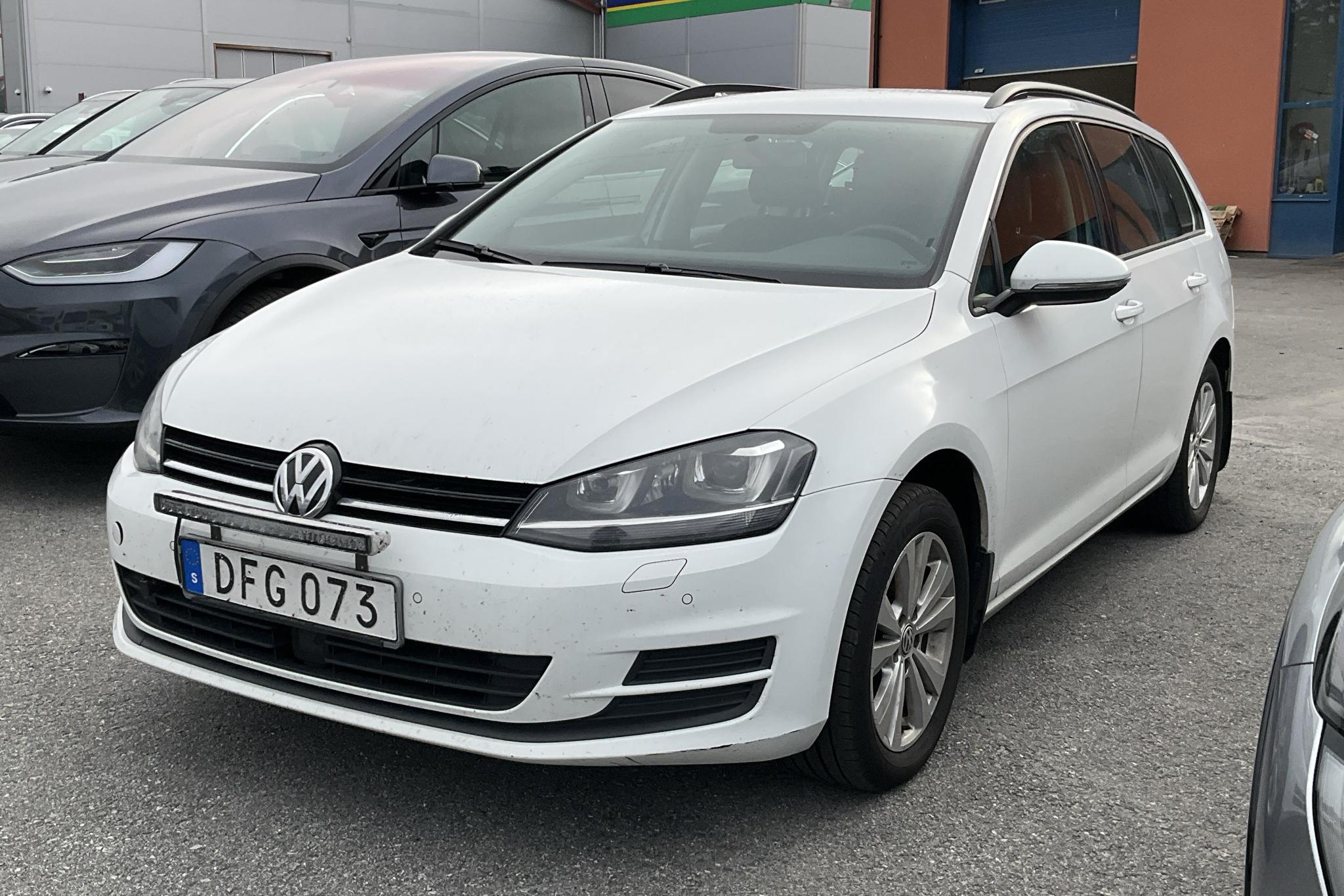 VW Golf VII 1.6 TDI BlueMotion Technology Sportscombi 4Motion (105hk) - 282 490 km - Manual - white - 2014