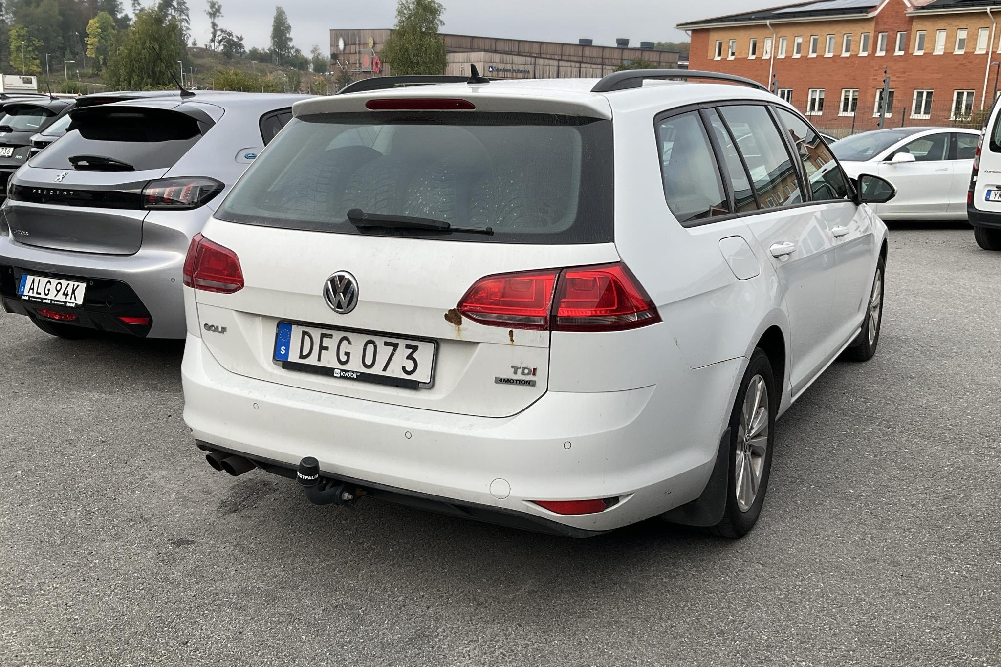 VW Golf VII 1.6 TDI BlueMotion Technology Sportscombi 4Motion (105hk) - 282 490 km - Manualna - biały - 2014