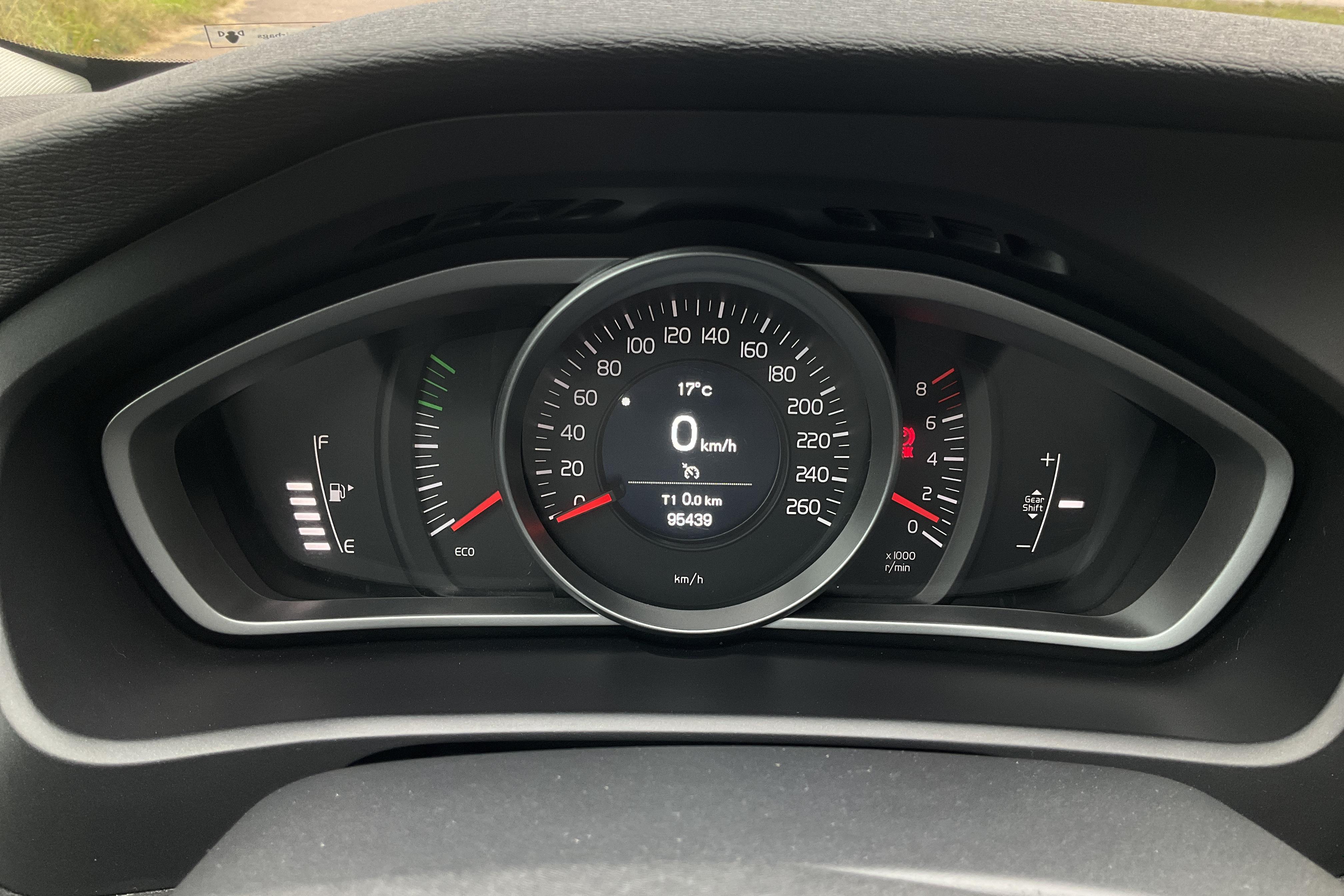 Volvo V40 T2 (122hk) - 95 440 km - Käsitsi - must - 2017