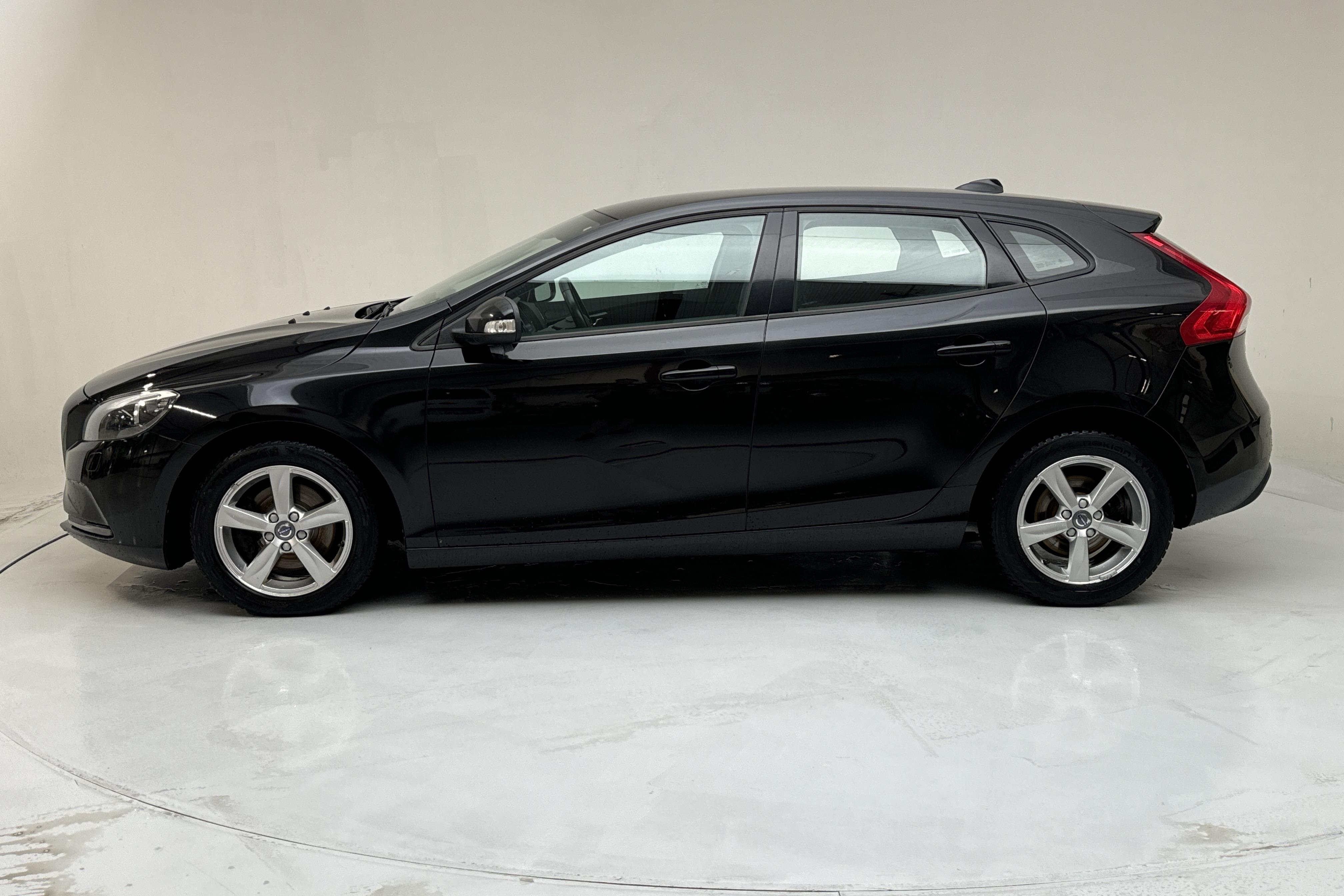 Volvo V40 T2 (122hk) - 95 440 km - Manual - black - 2017