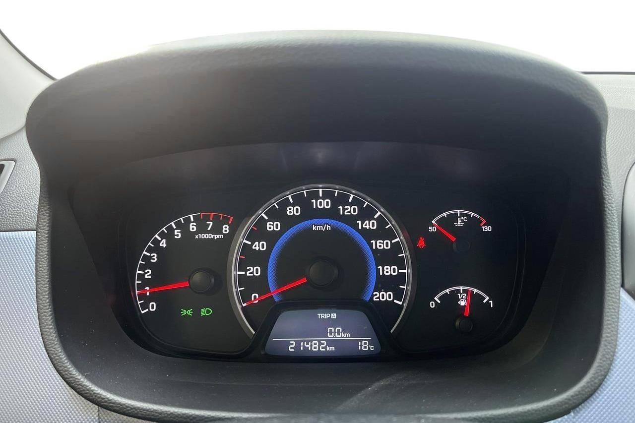 Hyundai i10 1.0 (66hk) - 21 480 km - Manualna - srebro - 2015