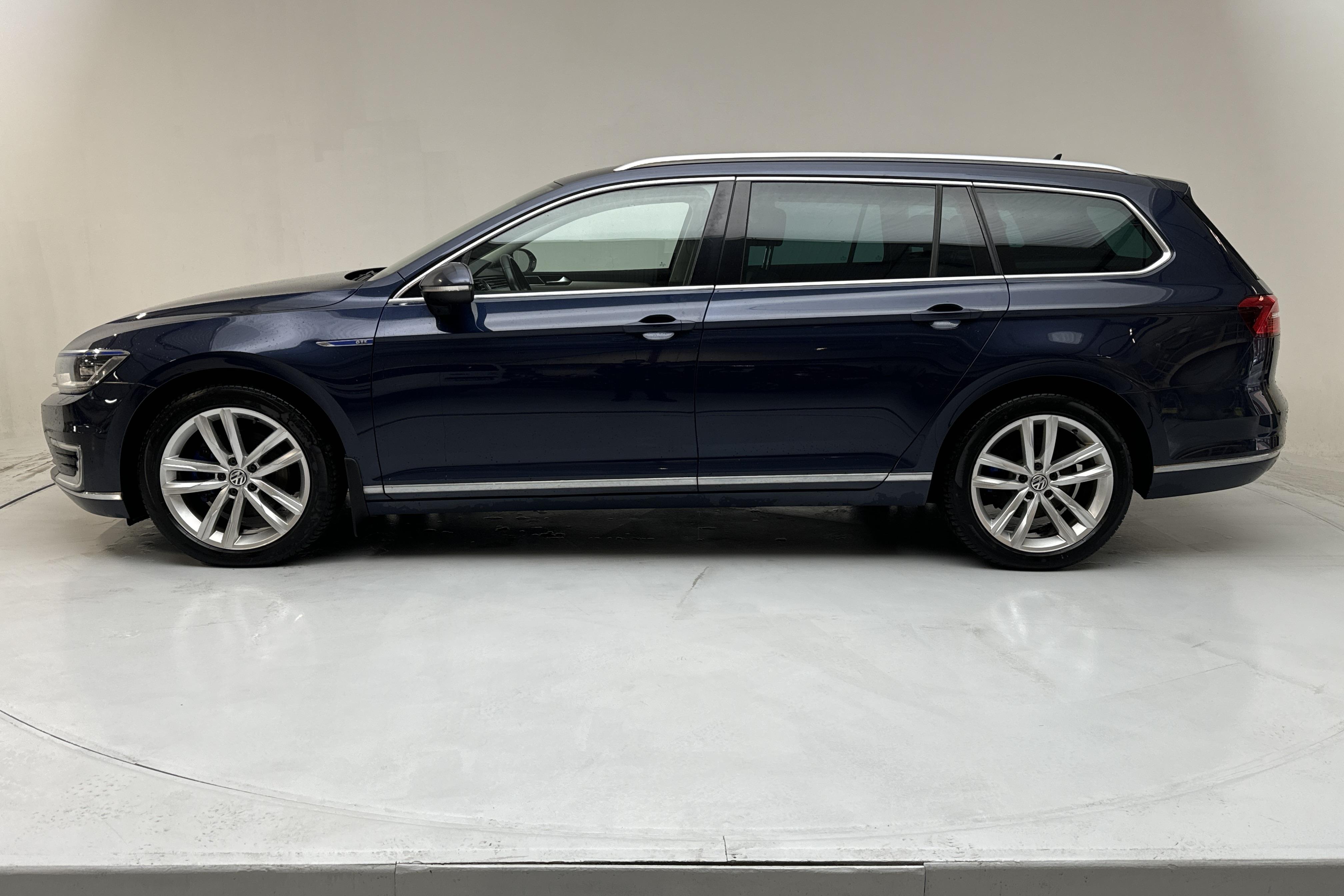 VW Passat 1.4 Plug-in-Hybrid Sportscombi (218hk) - 15 373 mil - Automat - Dark Blue - 2017