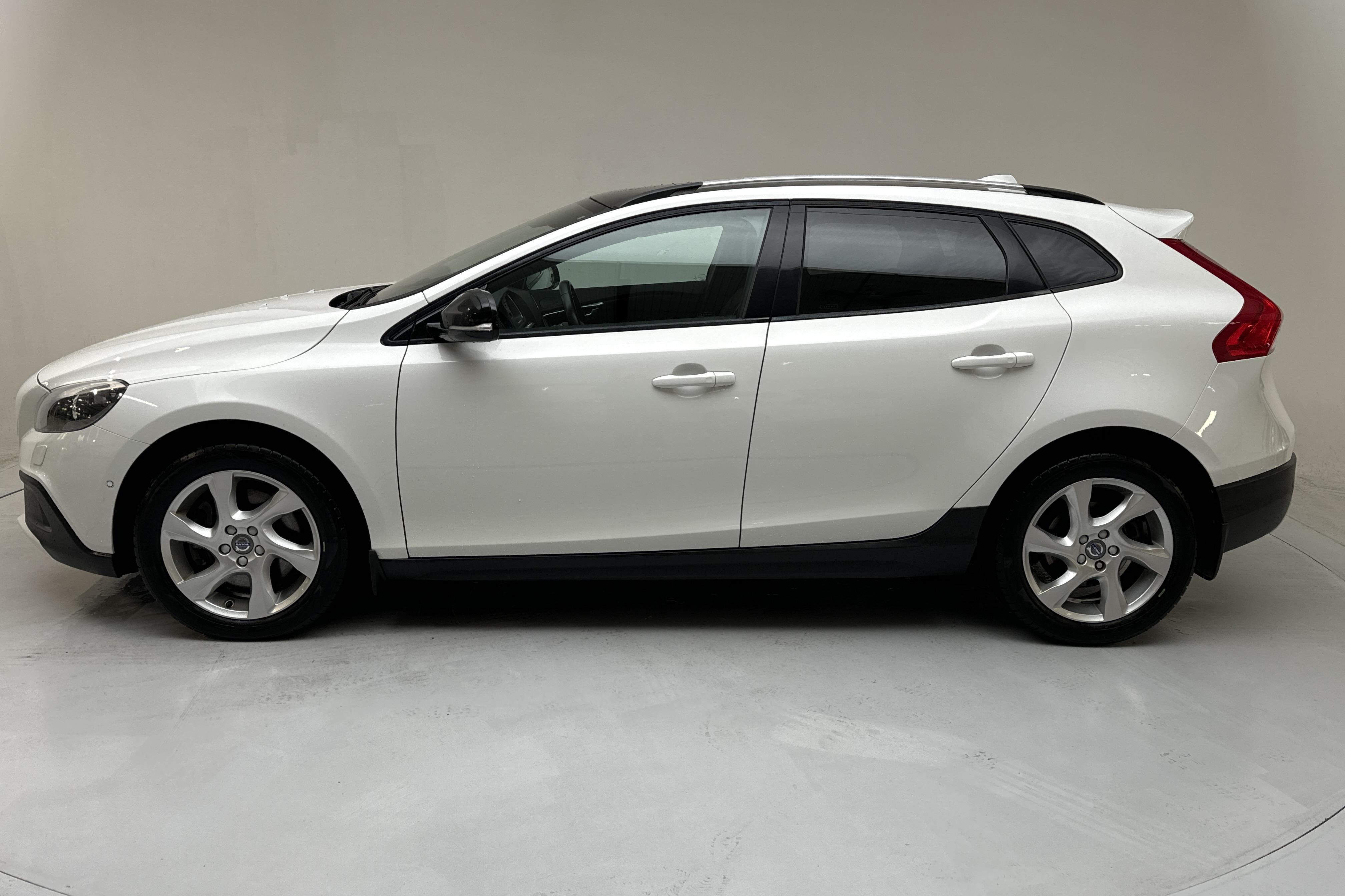 Volvo V40 Cross Country D3 (150hk) - 141 750 km - Automaattinen - valkoinen - 2016