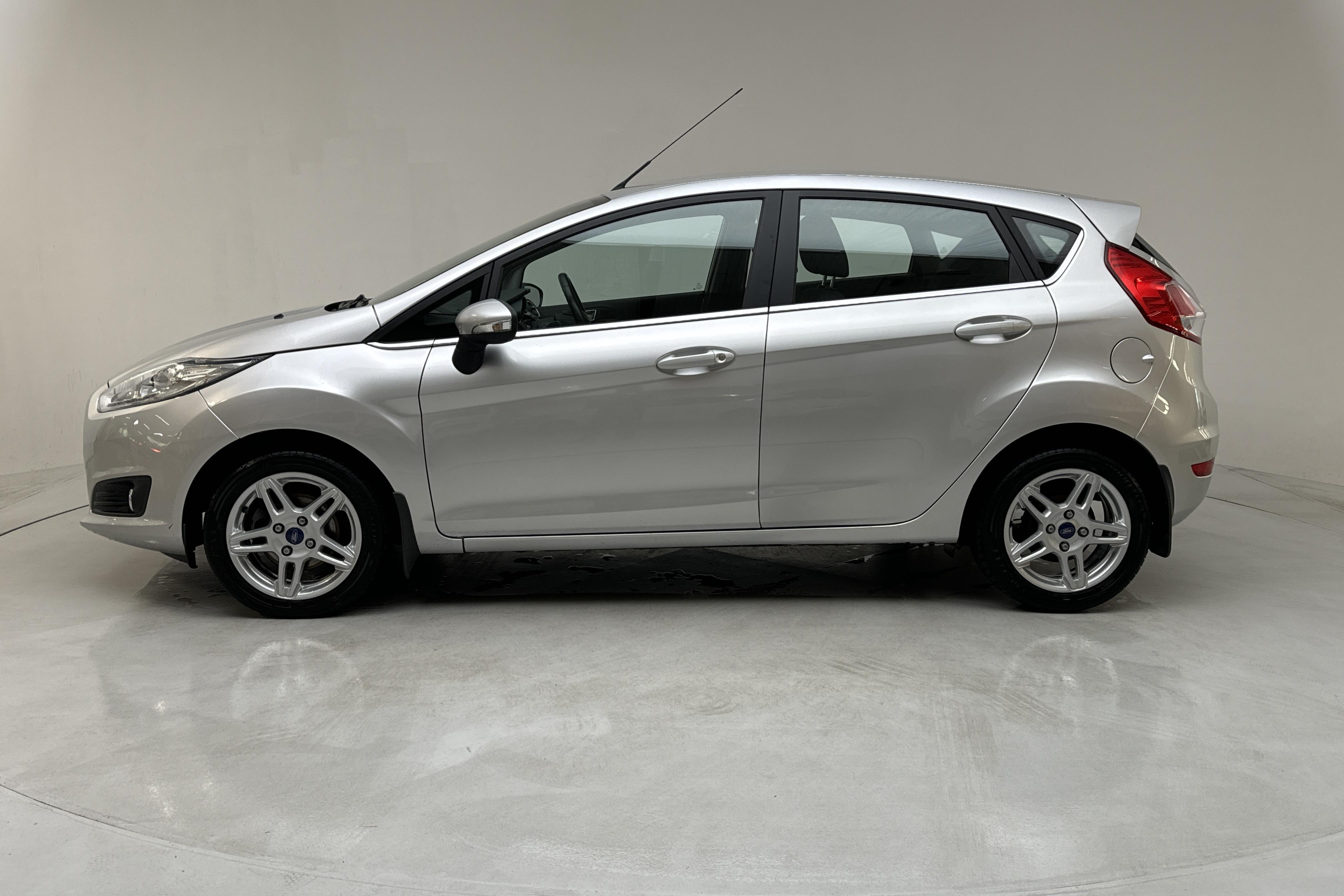 Ford Fiesta 1.0T EcoBoost 5dr (100hk) - 10 073 mil - Manuell - grå - 2015