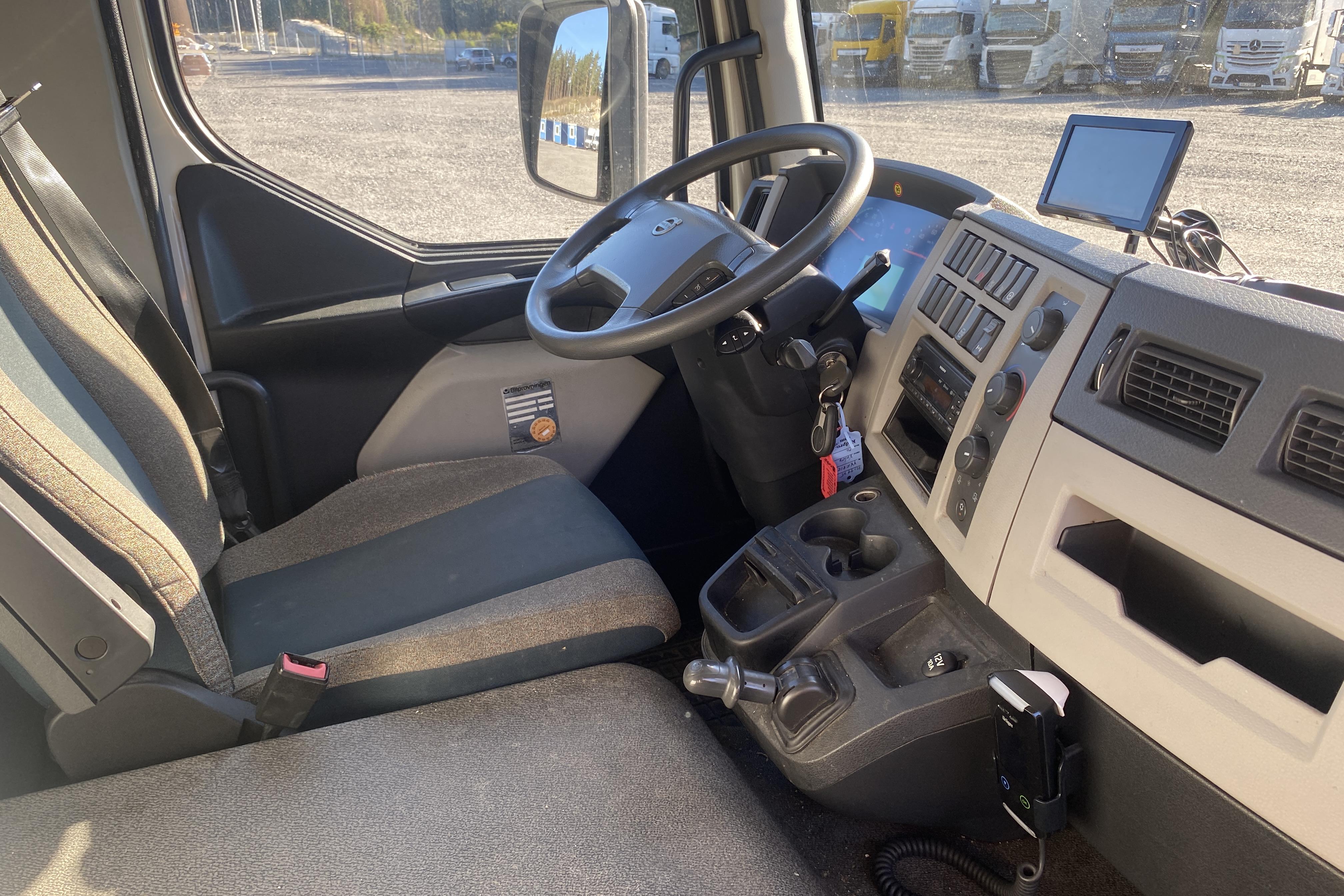 Volvo FL250 - 324 660 km - Automatyczna - biały - 2017