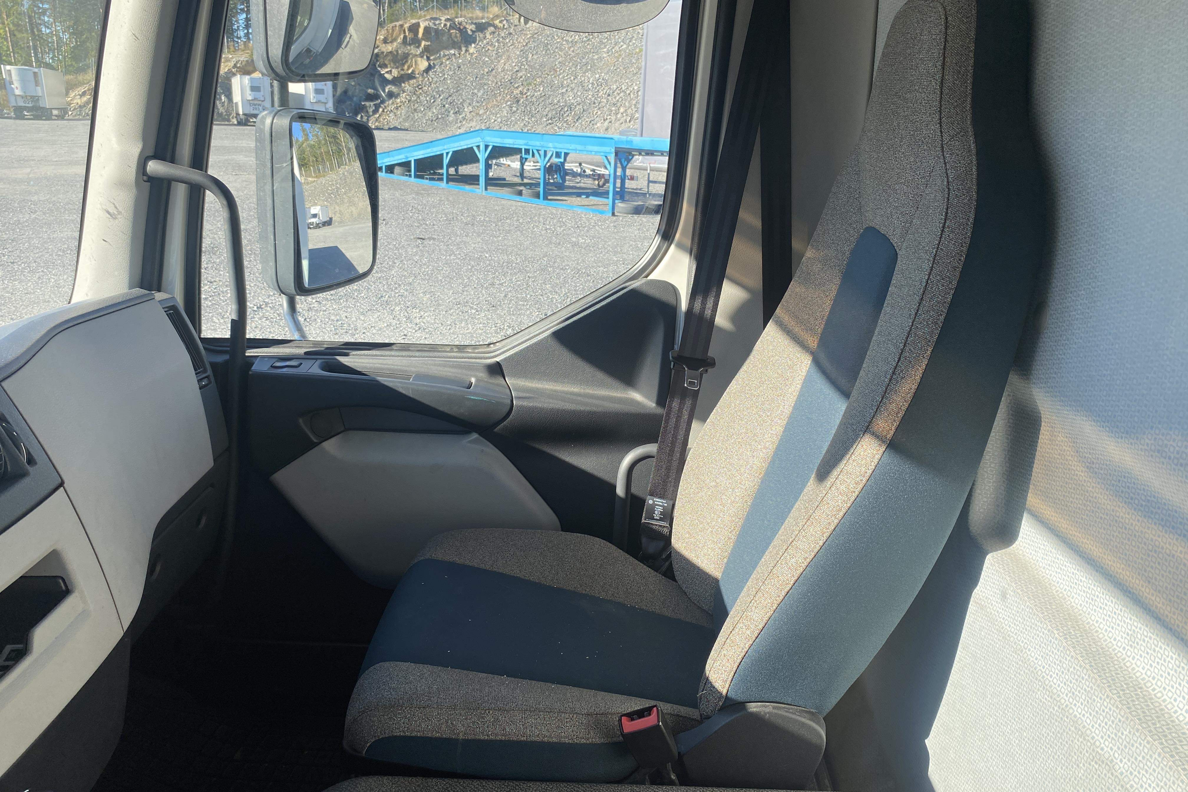 Volvo FL250 - 324 660 km - Automatyczna - biały - 2017