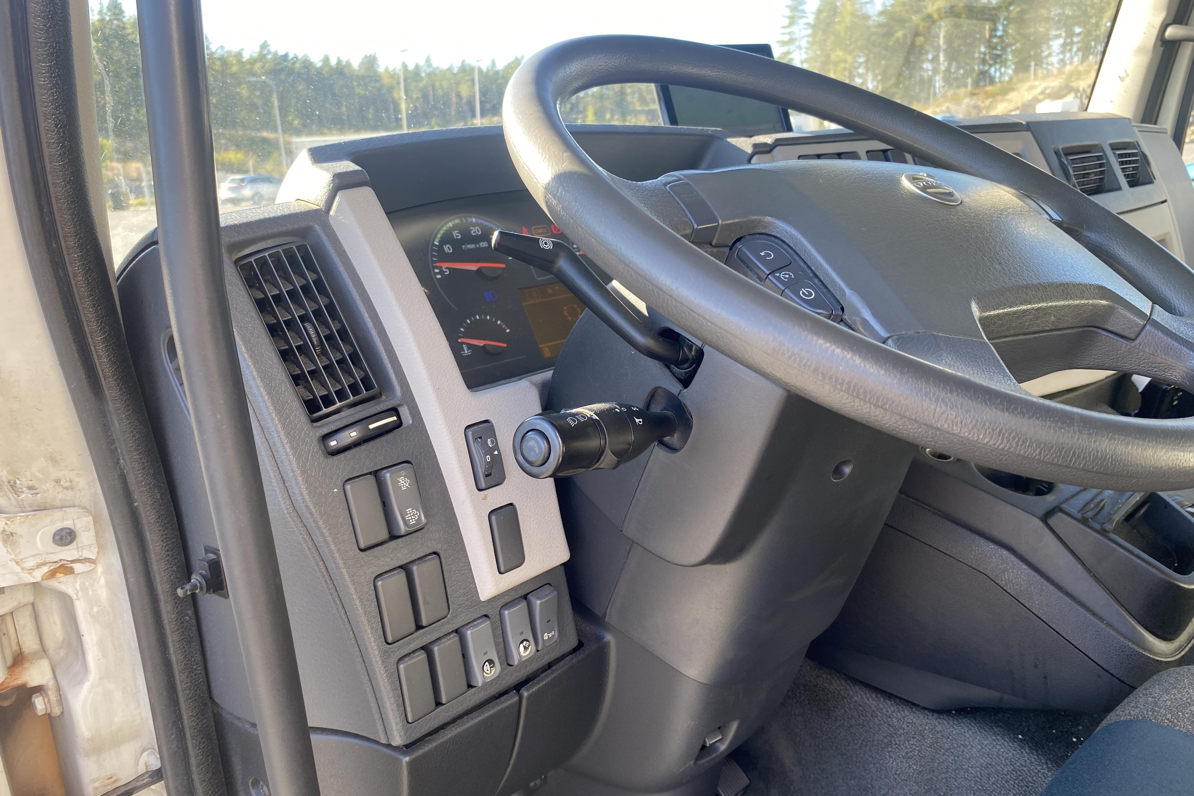 Volvo FL250 - 324 660 km - Automat - vit - 2017