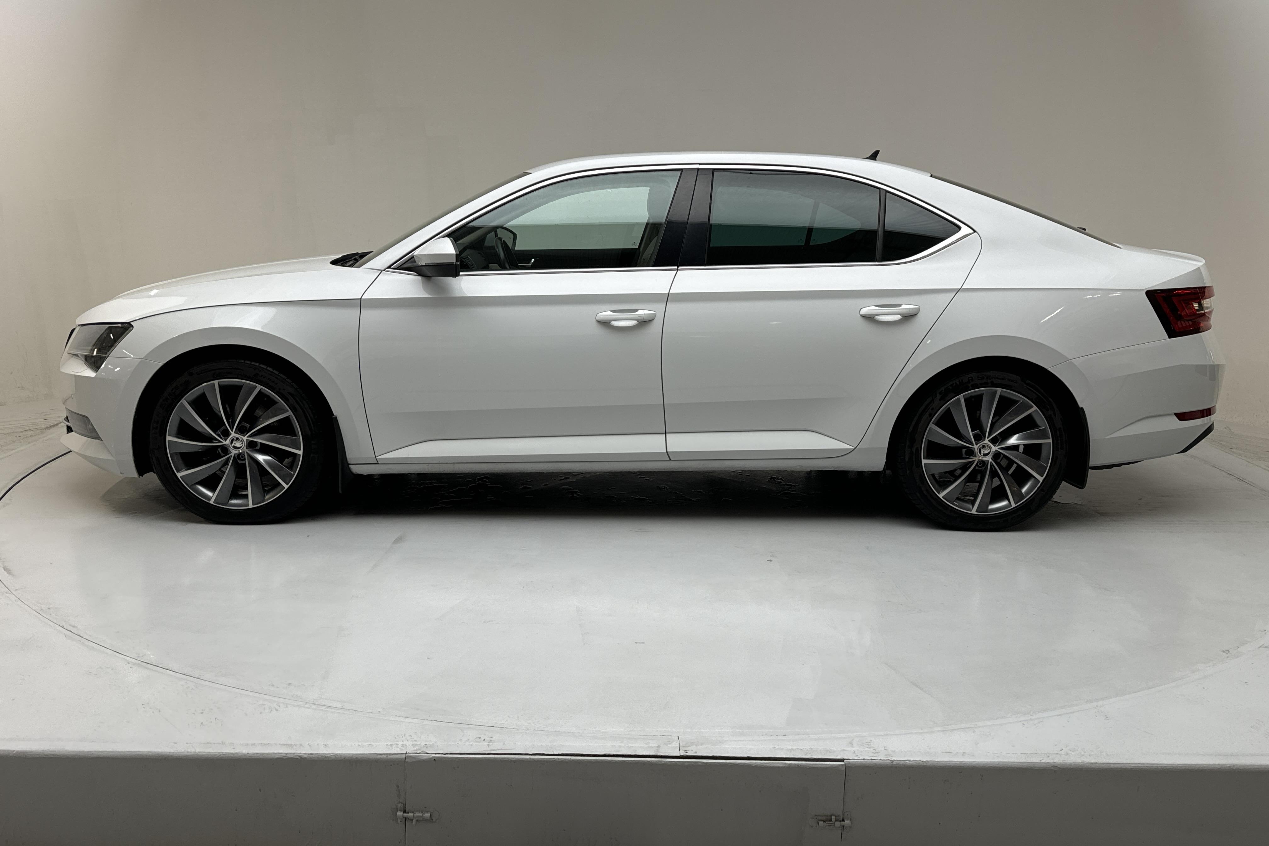 Skoda Superb 2.0 TDI 4X4 (190hk) - 182 970 km - Automatic - white - 2017