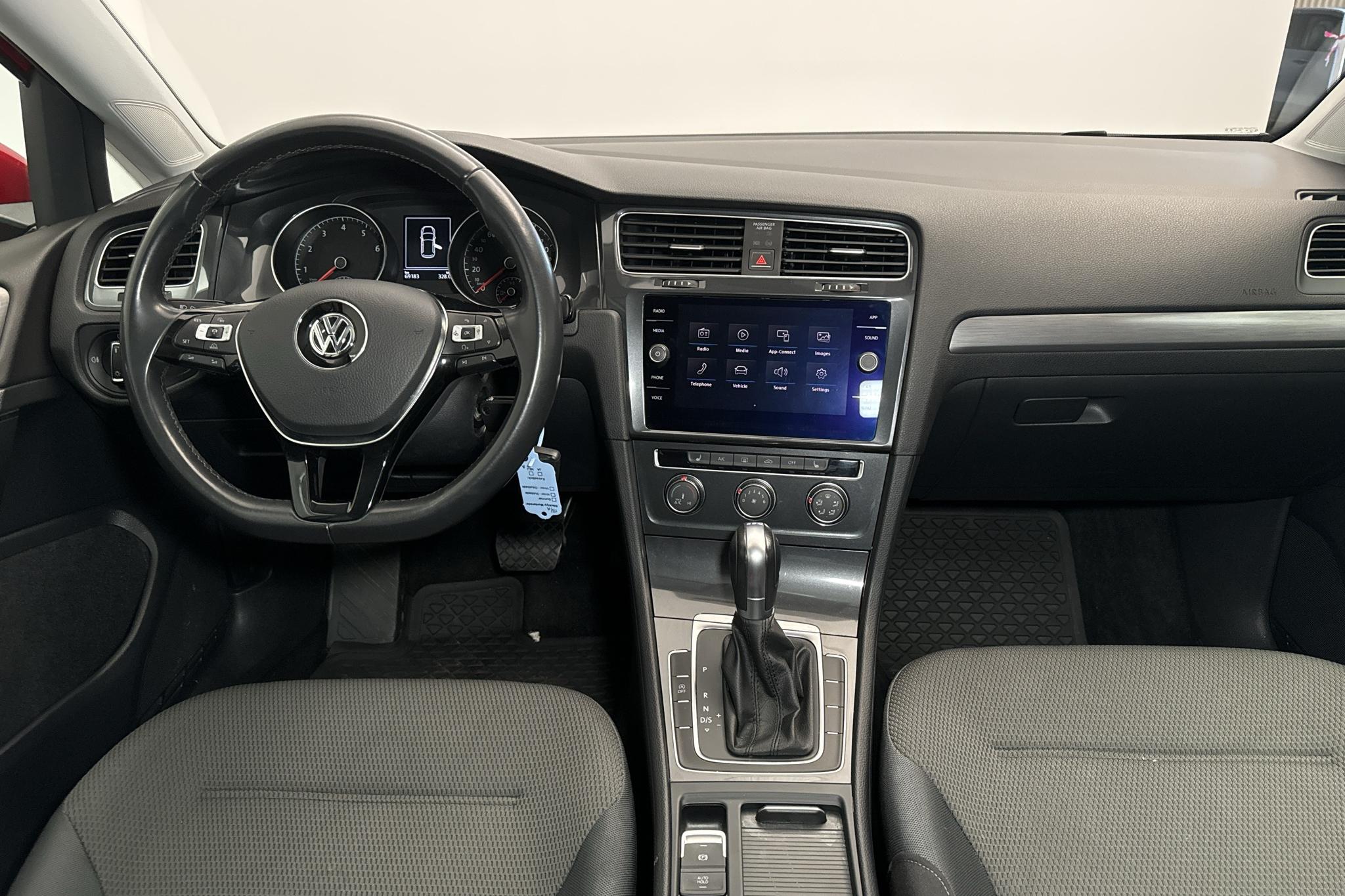 VW Golf VII 1.0 TSI 5dr (110hk) - 69 180 km - Automatyczna - czerwony - 2018