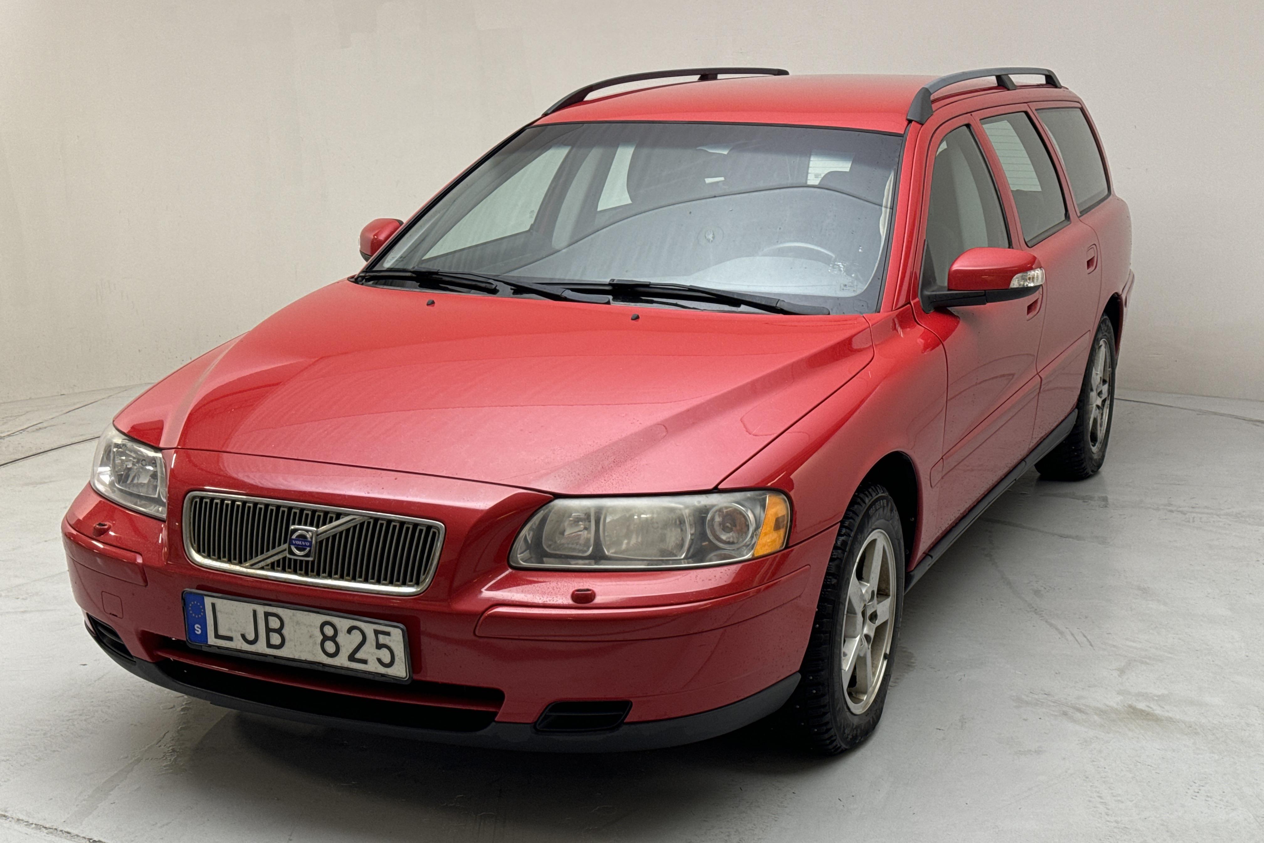 Volvo V70 2.4D (163hk) - 24 975 mil - Manuell - röd - 2007