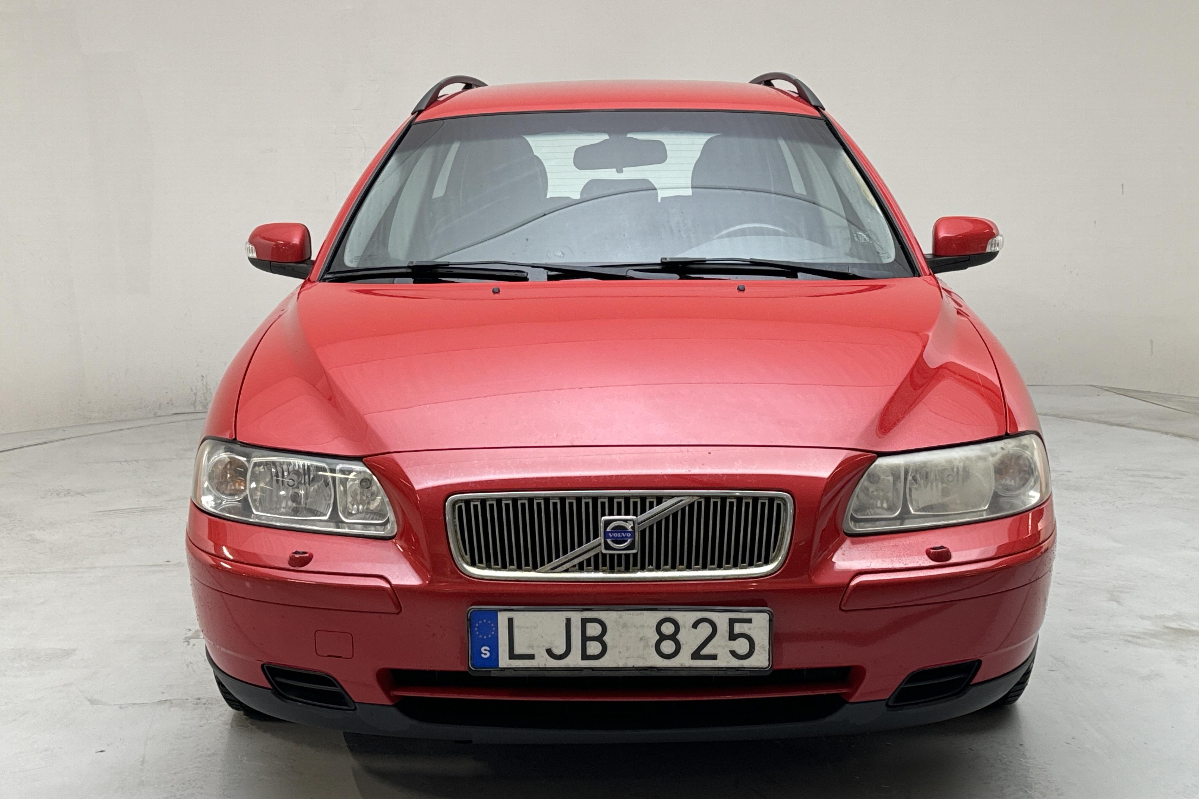 Volvo V70 2.4D (163hk) - 24 975 mil - Manuell - röd - 2007