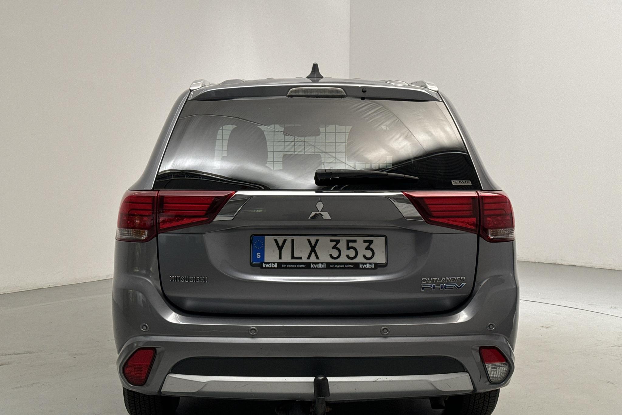 Mitsubishi Outlander 2.0 Plug-in Hybrid 4WD (121hk) - 92 180 km - Automatic - gray - 2017