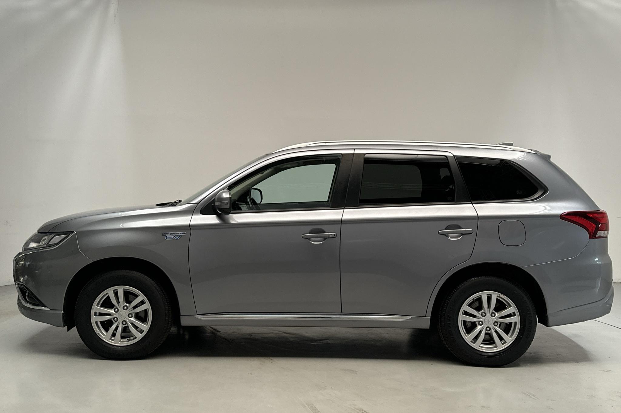 Mitsubishi Outlander 2.0 Plug-in Hybrid 4WD (121hk) - 92 180 km - Automatic - gray - 2017