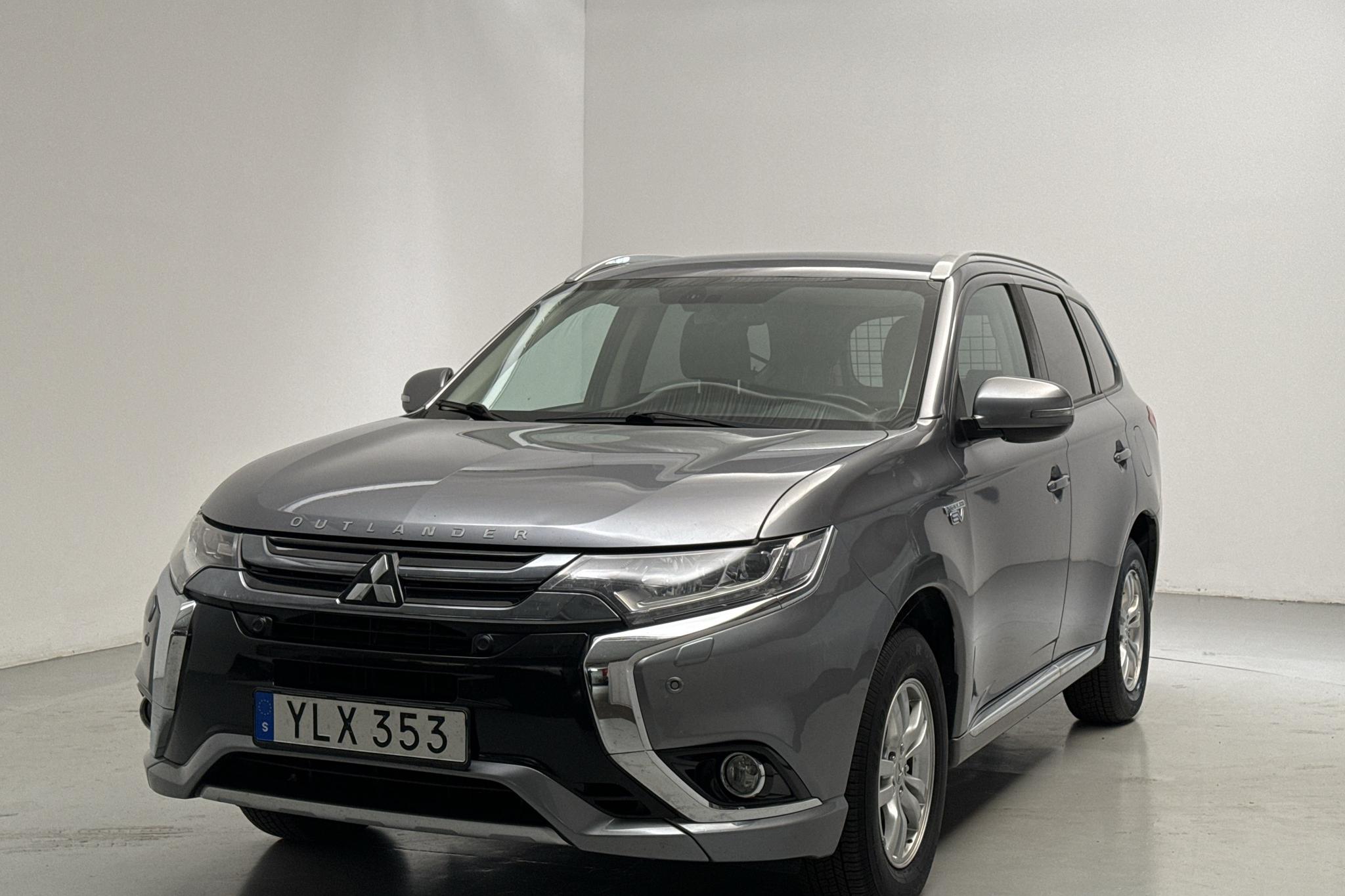 Mitsubishi Outlander 2.0 Plug-in Hybrid 4WD (121hk) - 92 180 km - Automatyczna - szary - 2017