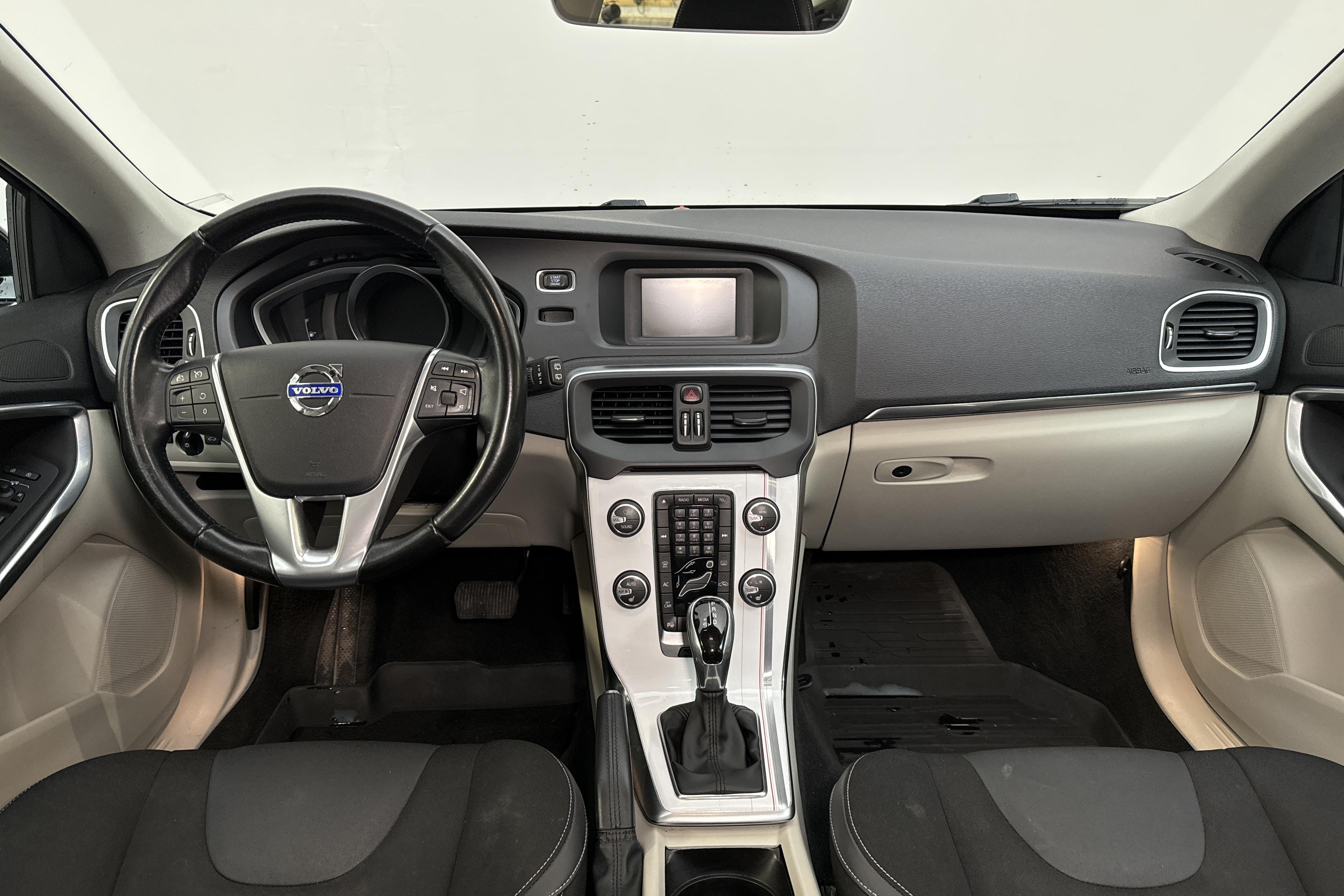 Volvo V40 D2 (115hk) - 121 680 km - Automaatne - must - 2015