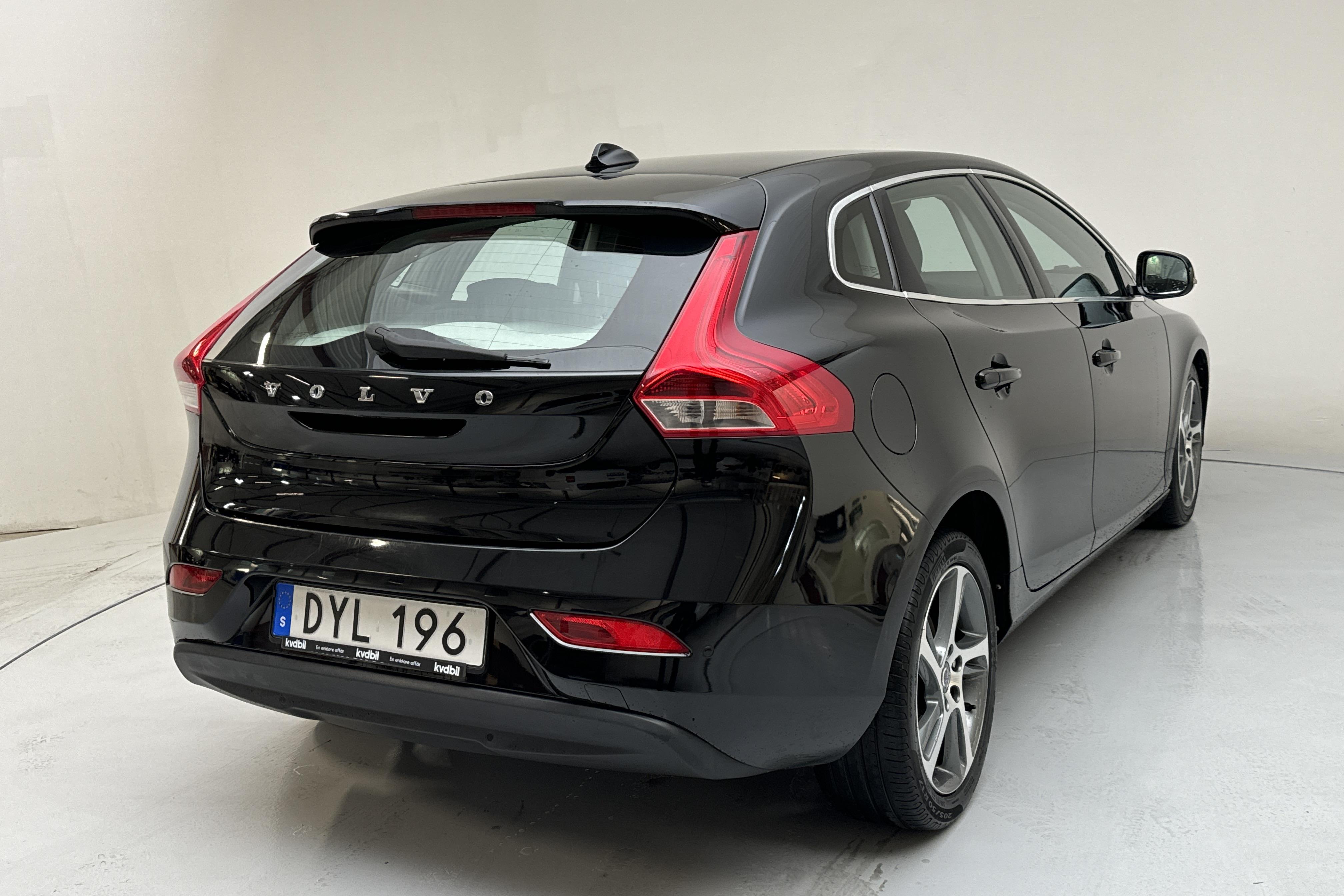 Volvo V40 D2 (115hk) - 121 680 km - Automatic - black - 2015