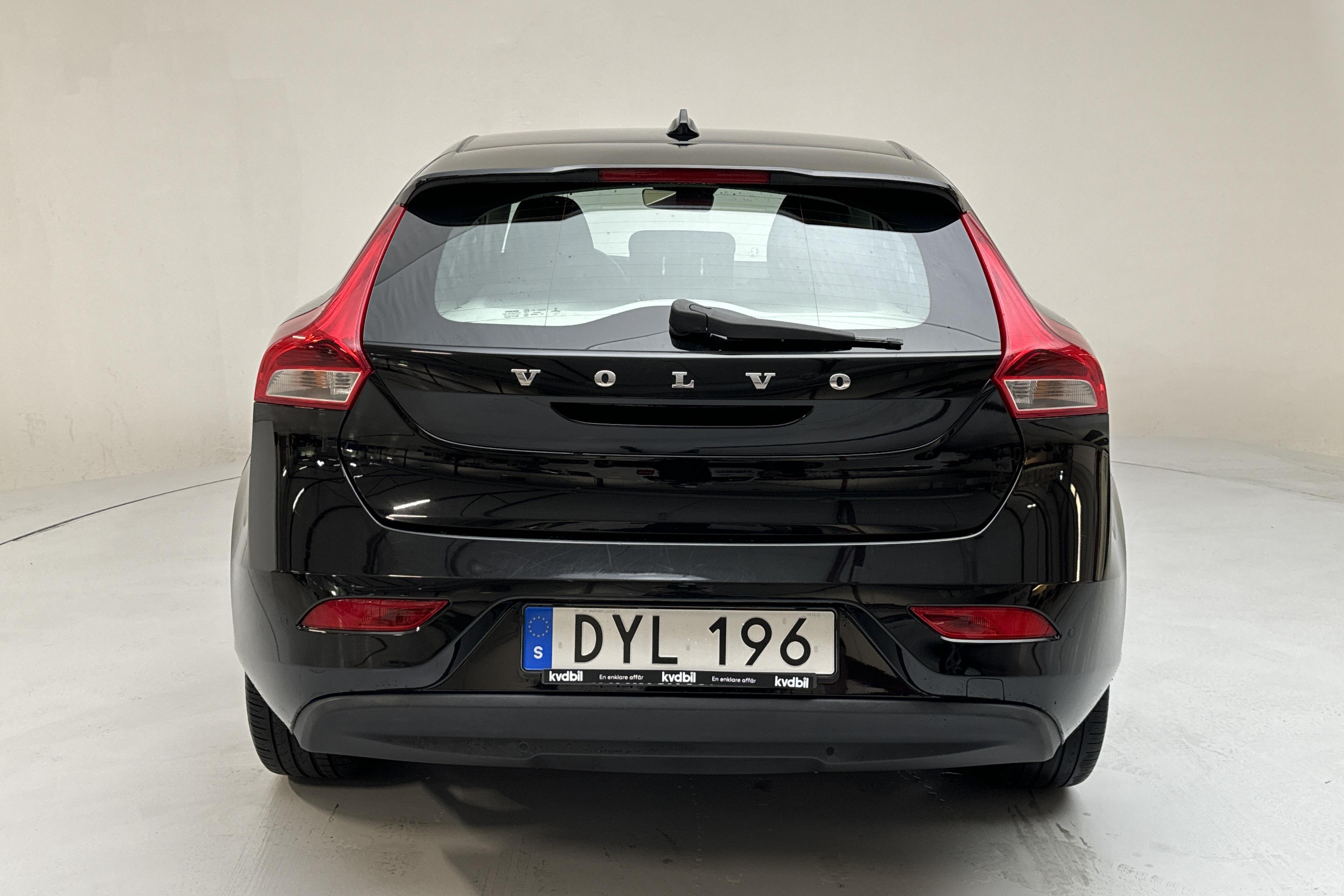 Volvo V40 D2 (115hk) - 12 168 mil - Automat - svart - 2015