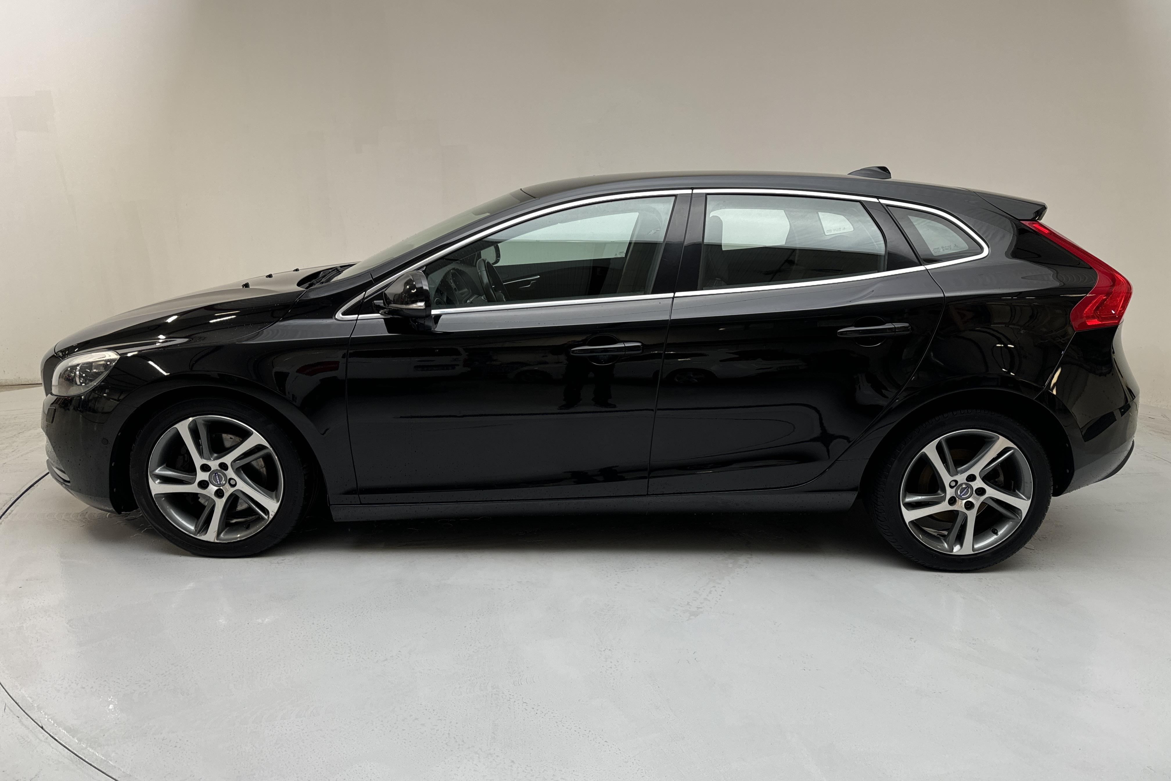 Volvo V40 D2 (115hk) - 121 680 km - Automaatne - must - 2015