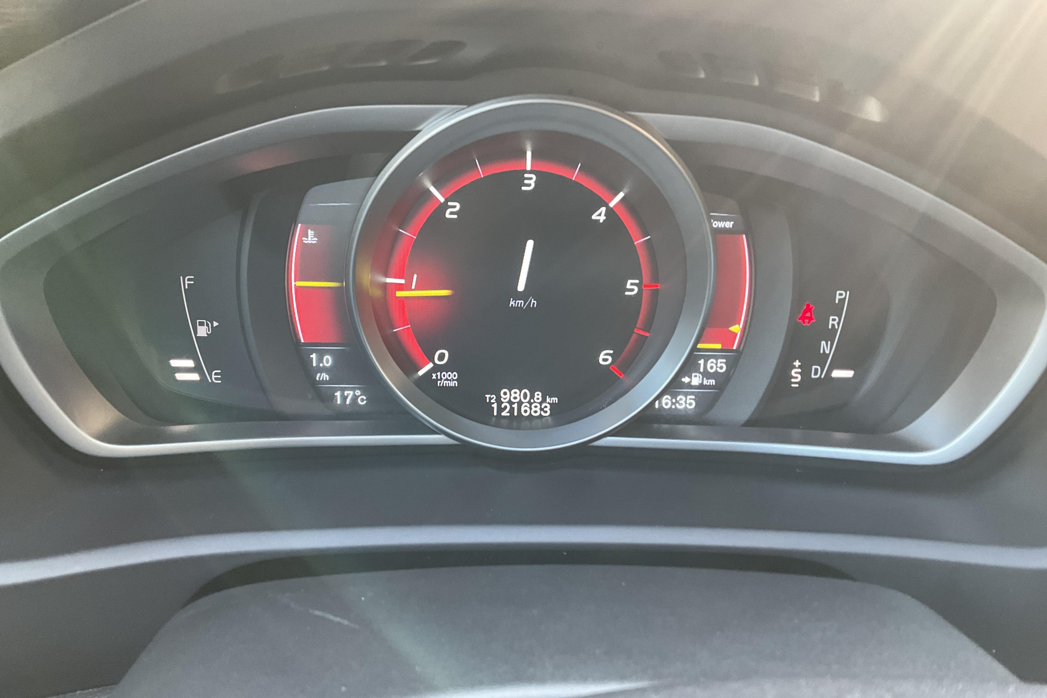 Volvo V40 D2 (115hk) - 121 680 km - Automatyczna - czarny - 2015