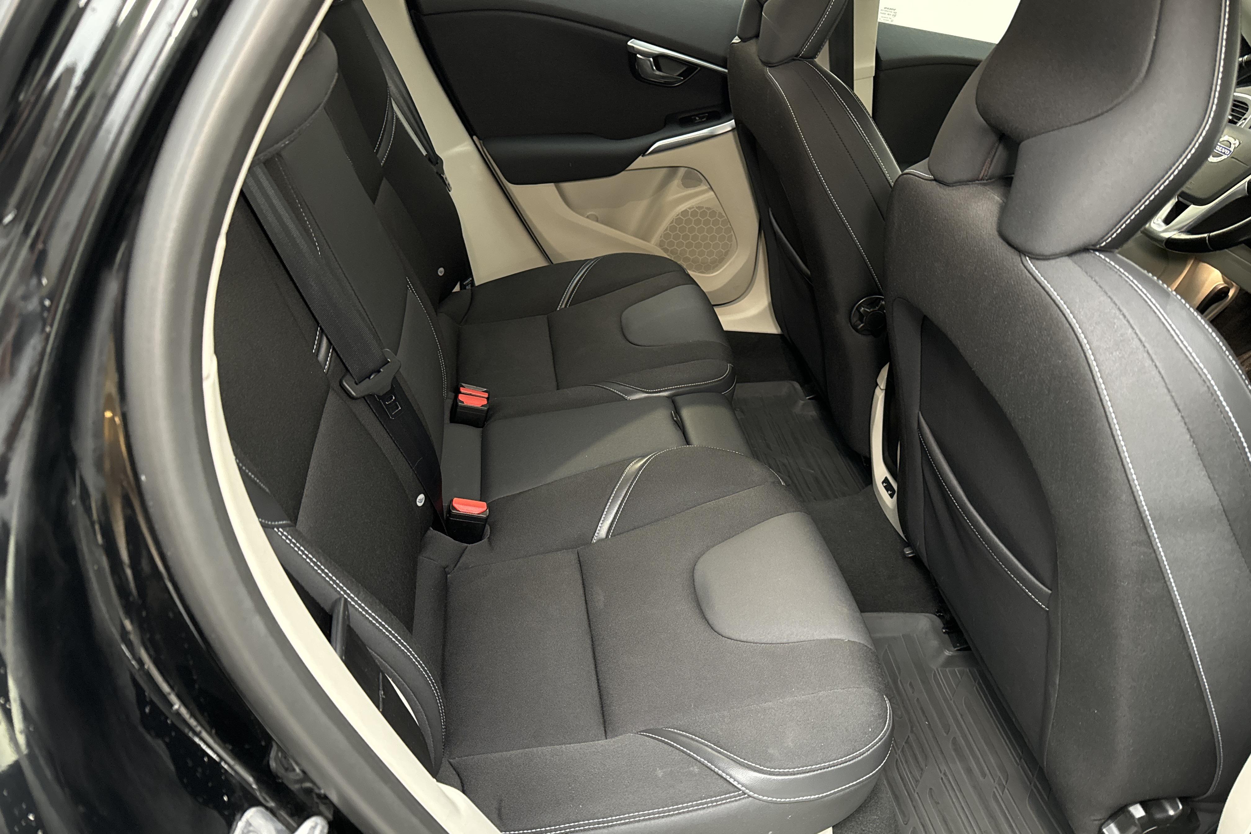 Volvo V40 D2 (115hk) - 12 168 mil - Automat - svart - 2015