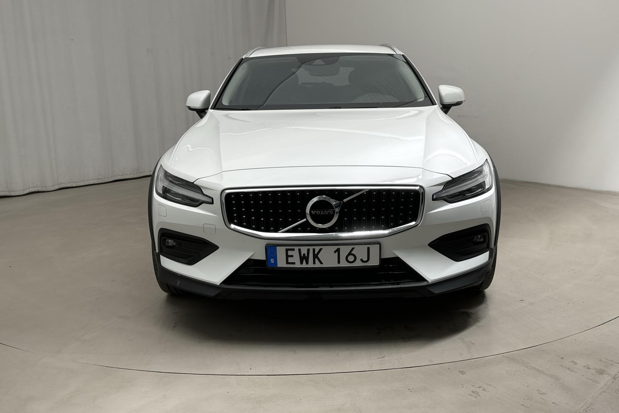 Volvo V60 B4 Cross Country AWD Mildhybrid, Diesel (197hk) - 80 530 km - Automaatne - valge - 2022