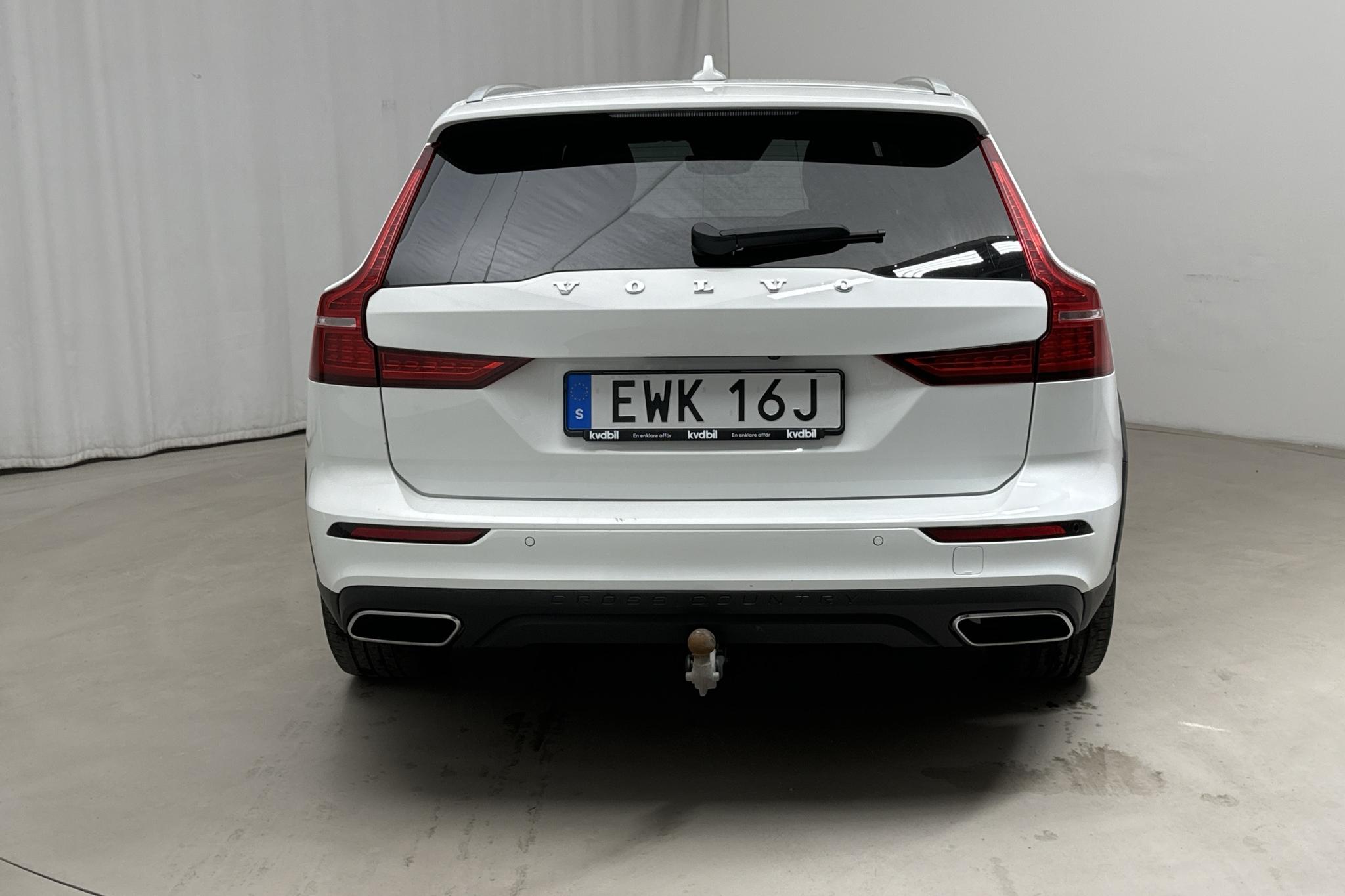 Volvo V60 B4 Cross Country AWD Mildhybrid, Diesel (197hk) - 80 530 km - Automatyczna - biały - 2022