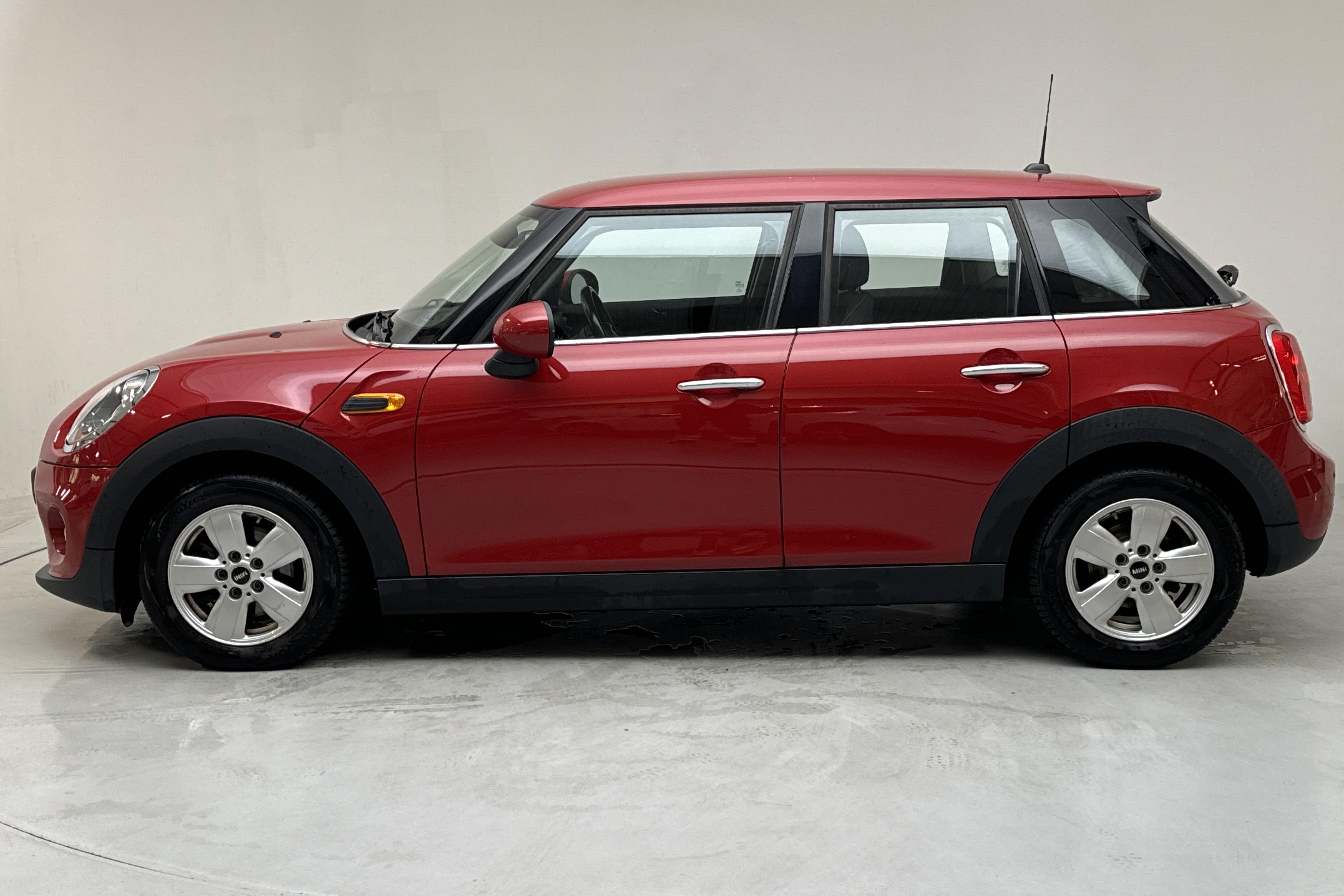 MINI One Hatch 5dr (102hk) - 100 810 km - Käsitsi - punane - 2017