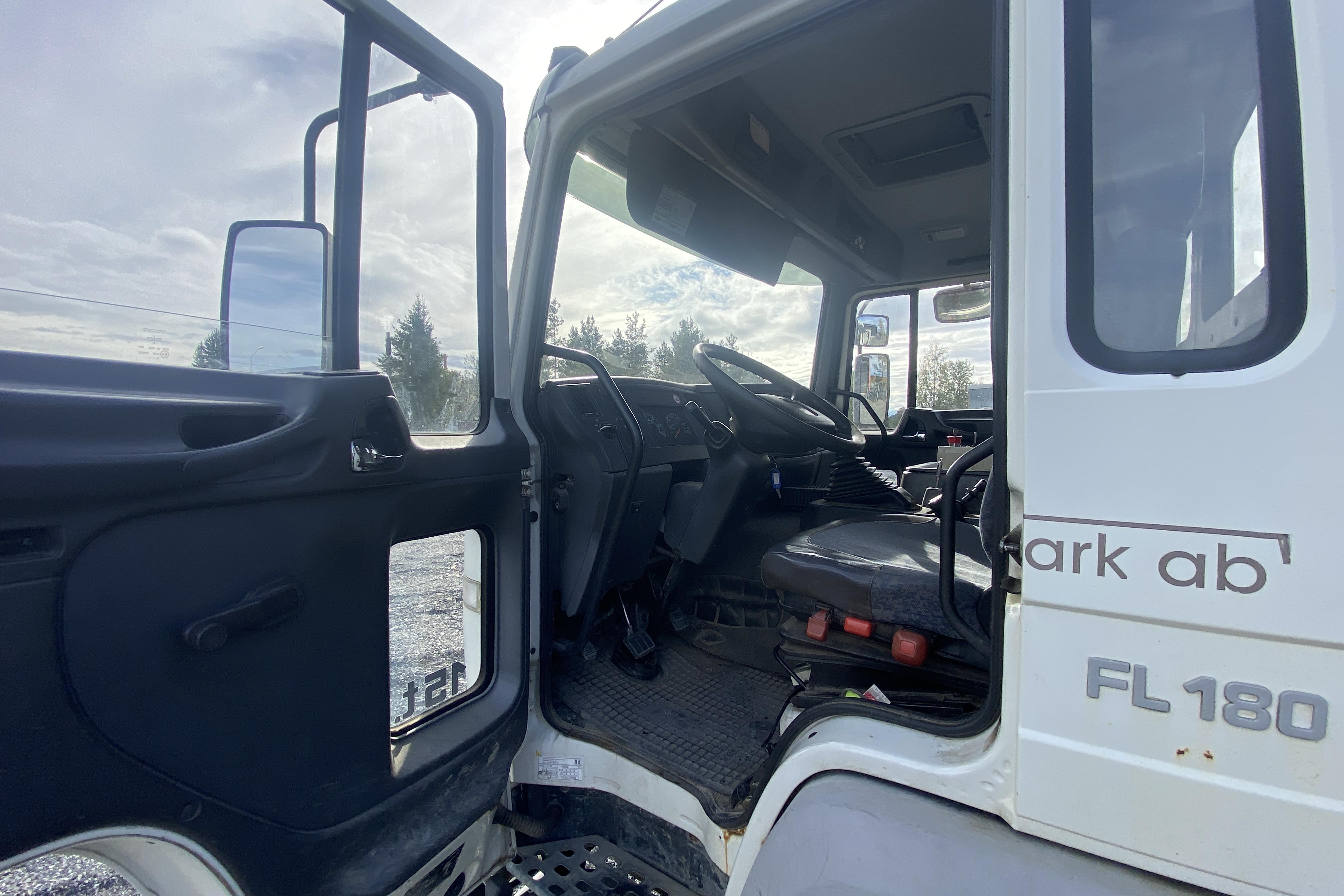 VOLVO FL6 - 222 665 km - Manuell - 2001