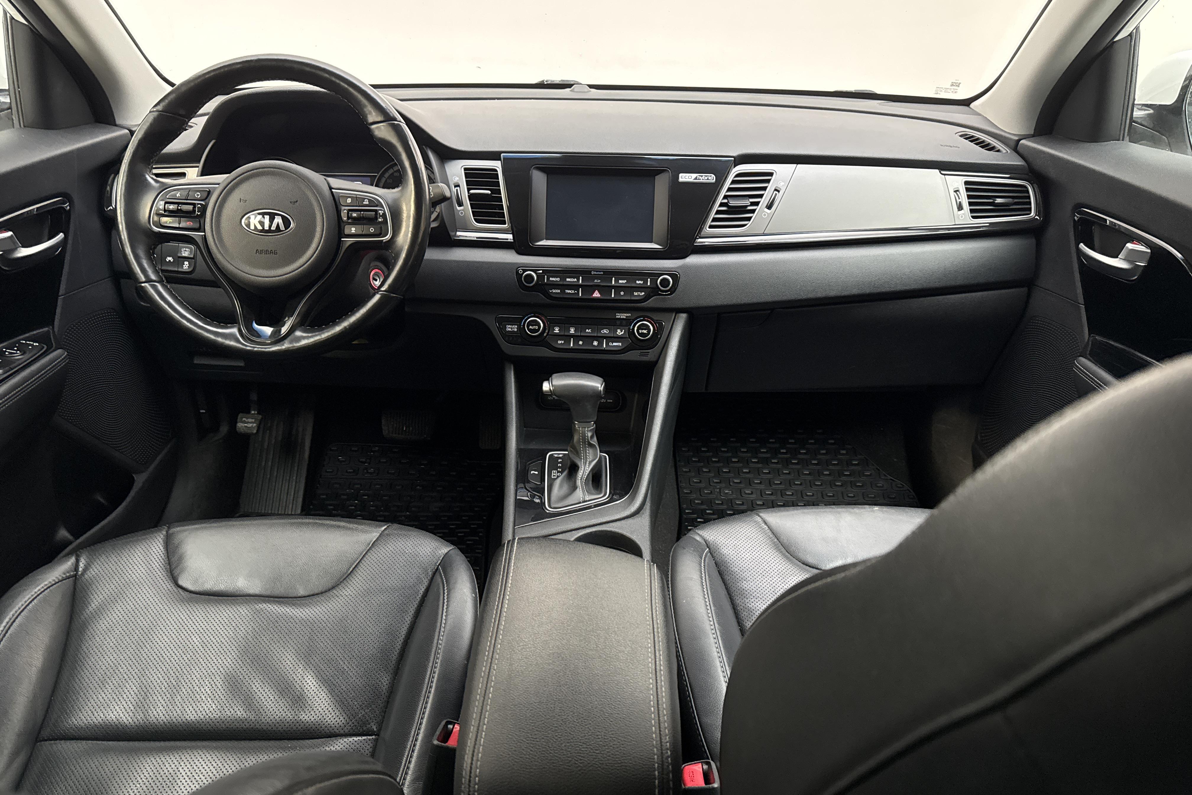 KIA Niro Hybrid 1.6 (141hk) - 14 718 mil - Automat - vit - 2019