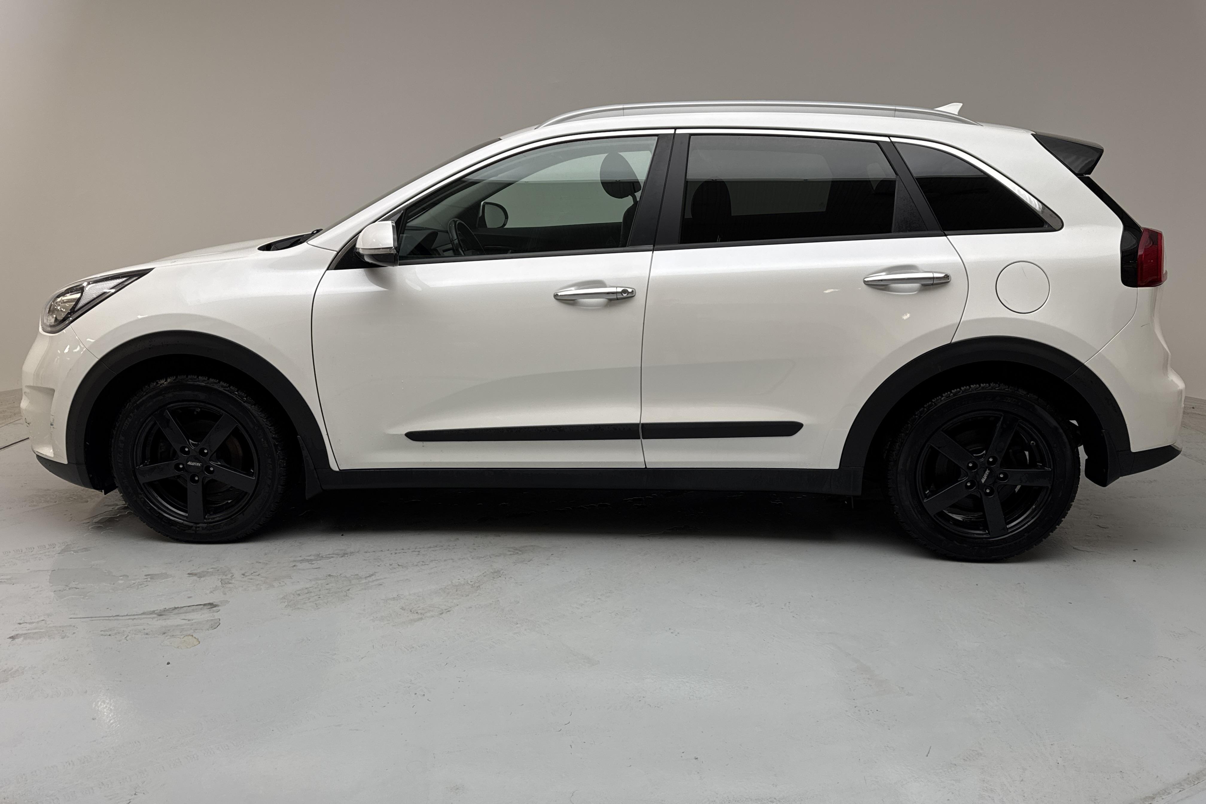 KIA Niro Hybrid 1.6 (141hk) - 14 718 mil - Automat - vit - 2019