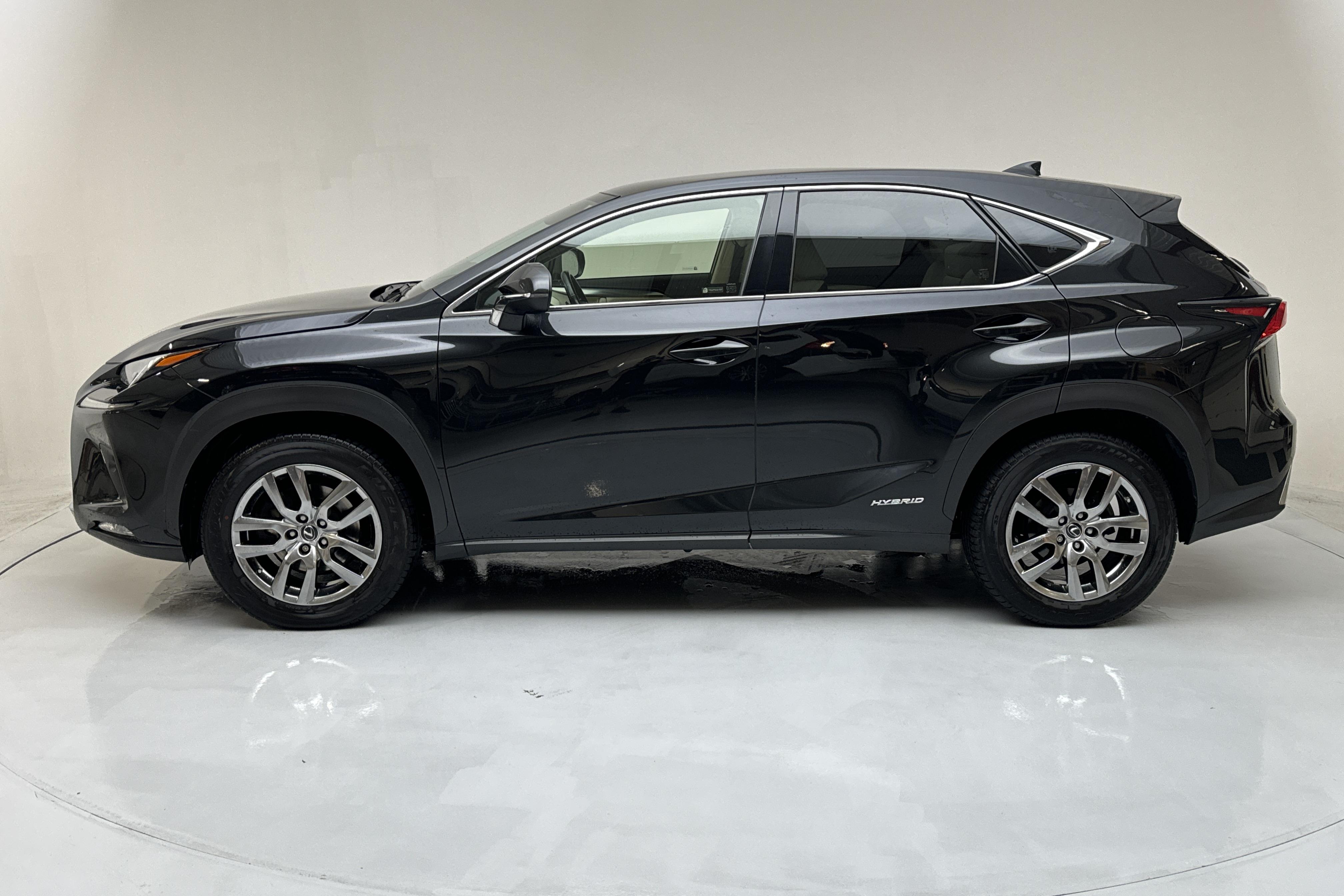 Lexus NX 300h AWD (197hk) - 96 130 km - Automaattinen - musta - 2019