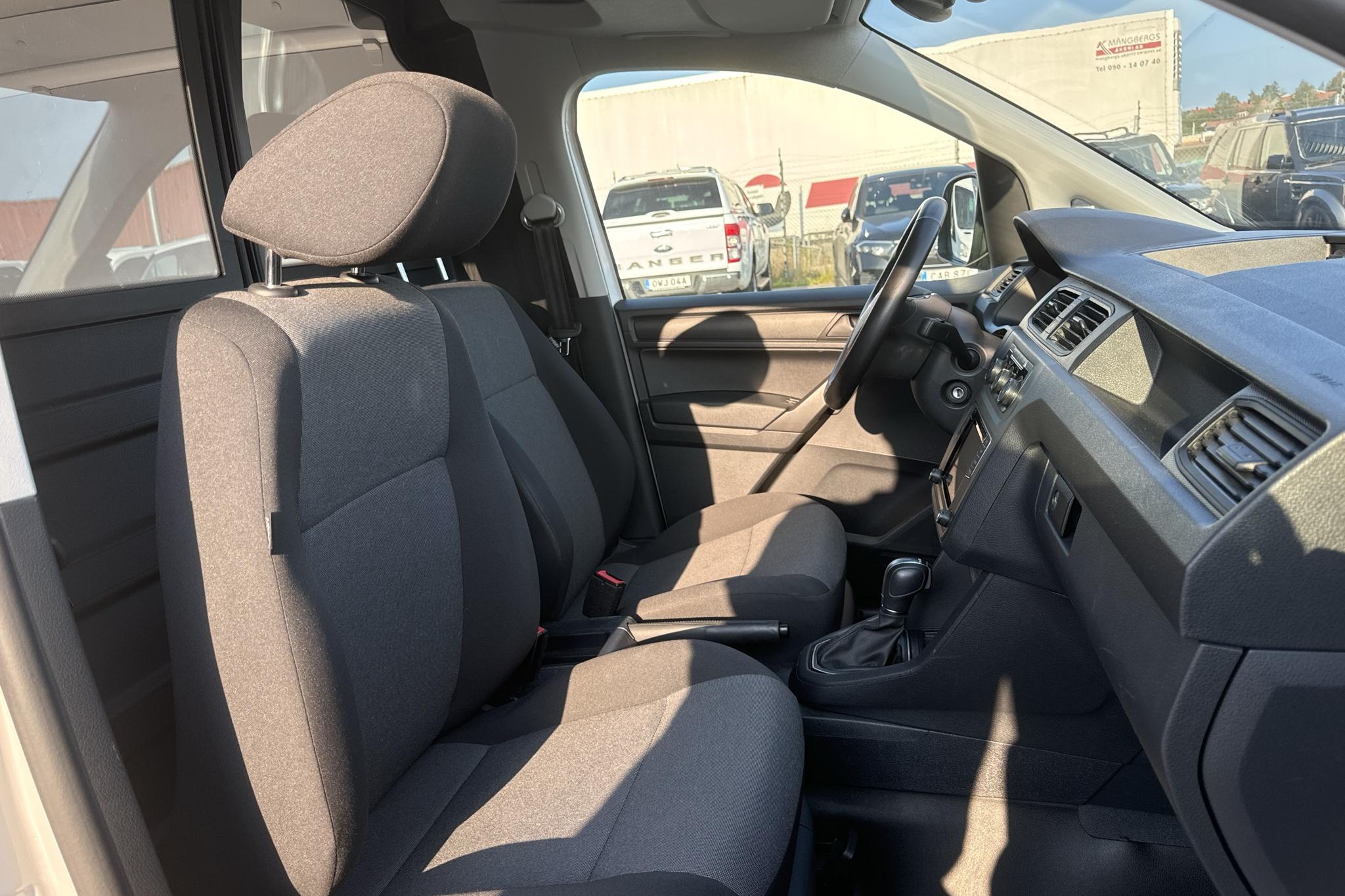 VW Caddy 2.0 TDI Skåp (102hk) - 43 100 km - Automatyczna - biały - 2019