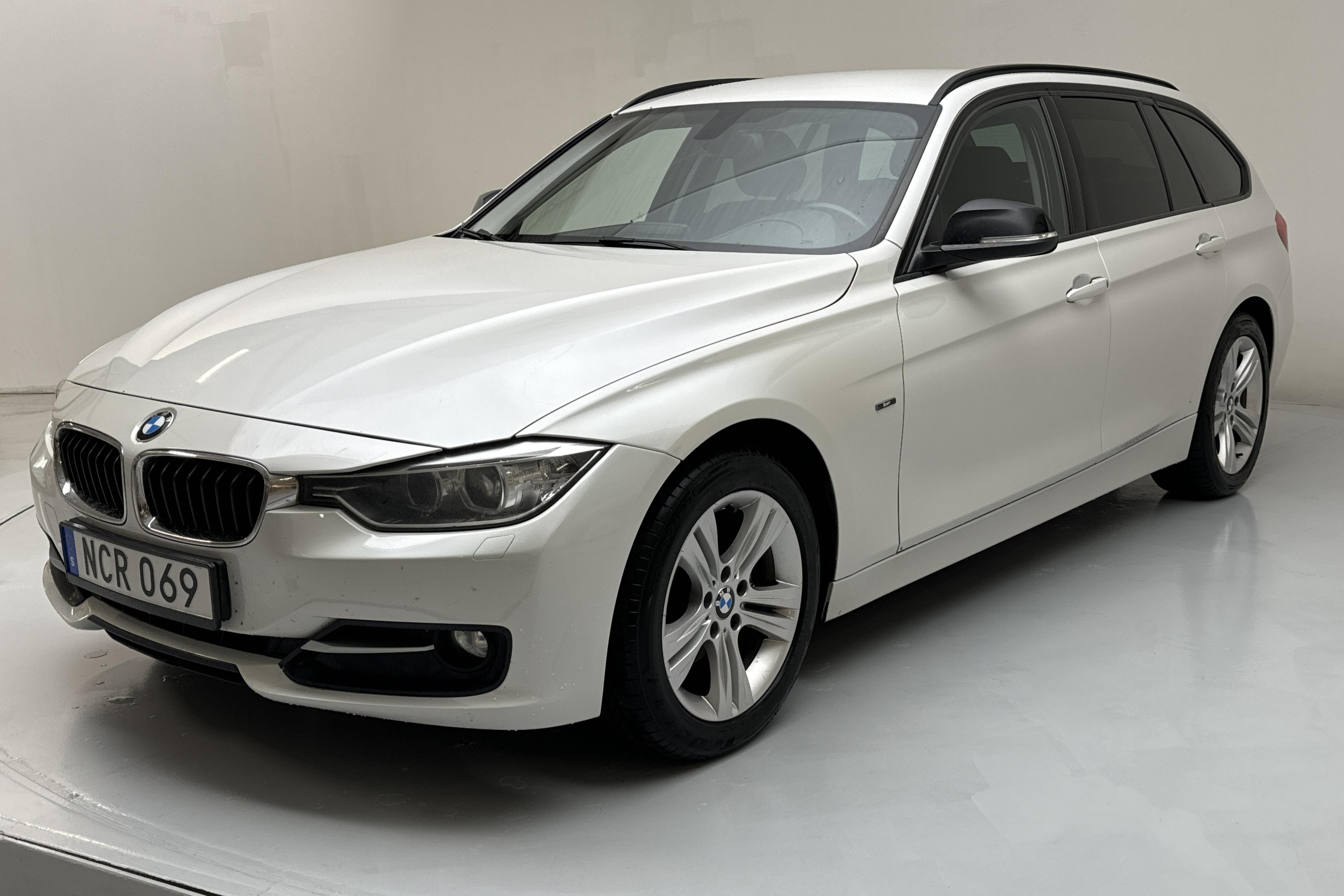 BMW 320d Touring, F31 (184hk) - 19 515 mil - Automat - vit - 2013