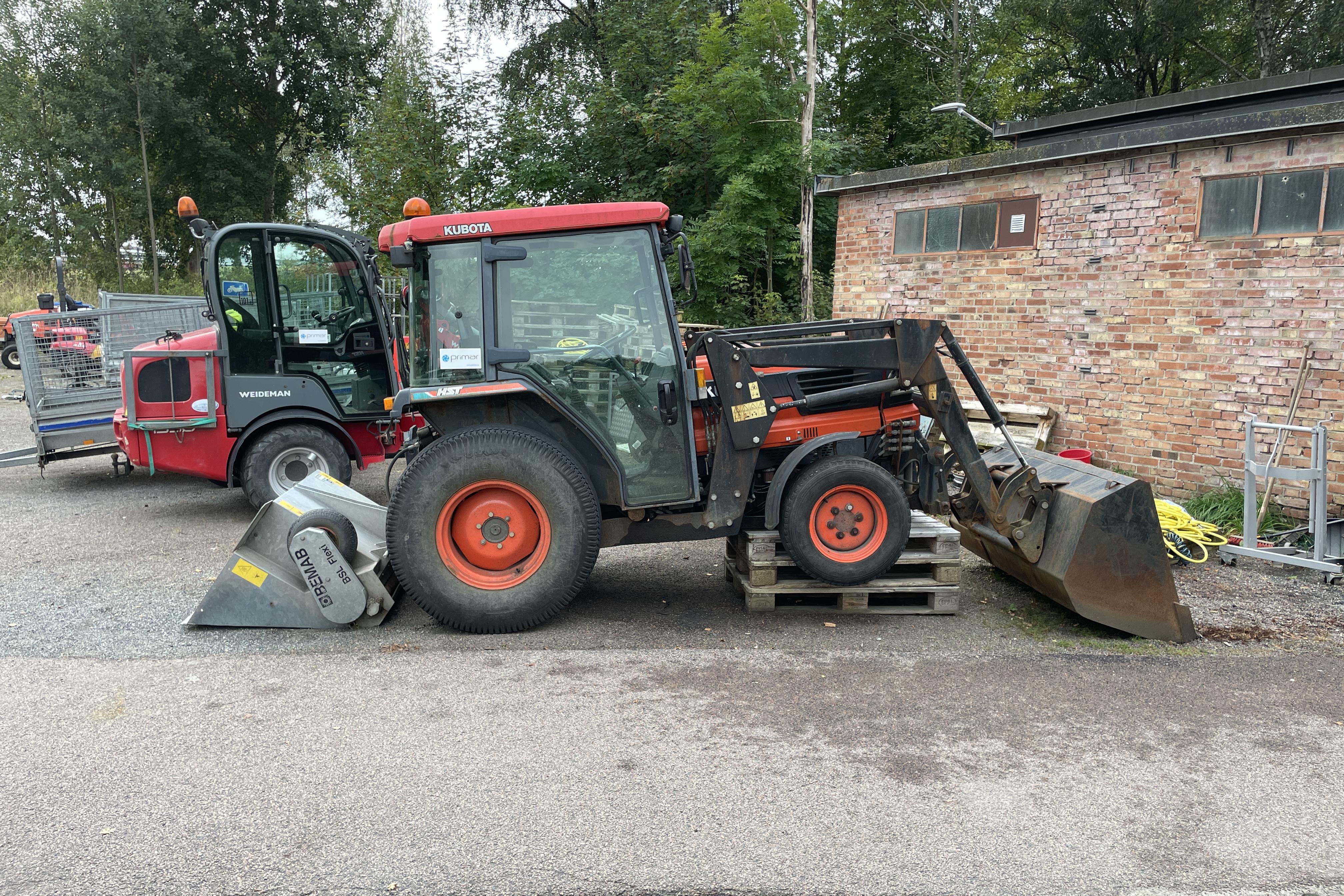 KUBOTA L4200 Traktor - 3 479 km - Manual - Light Red - 2001