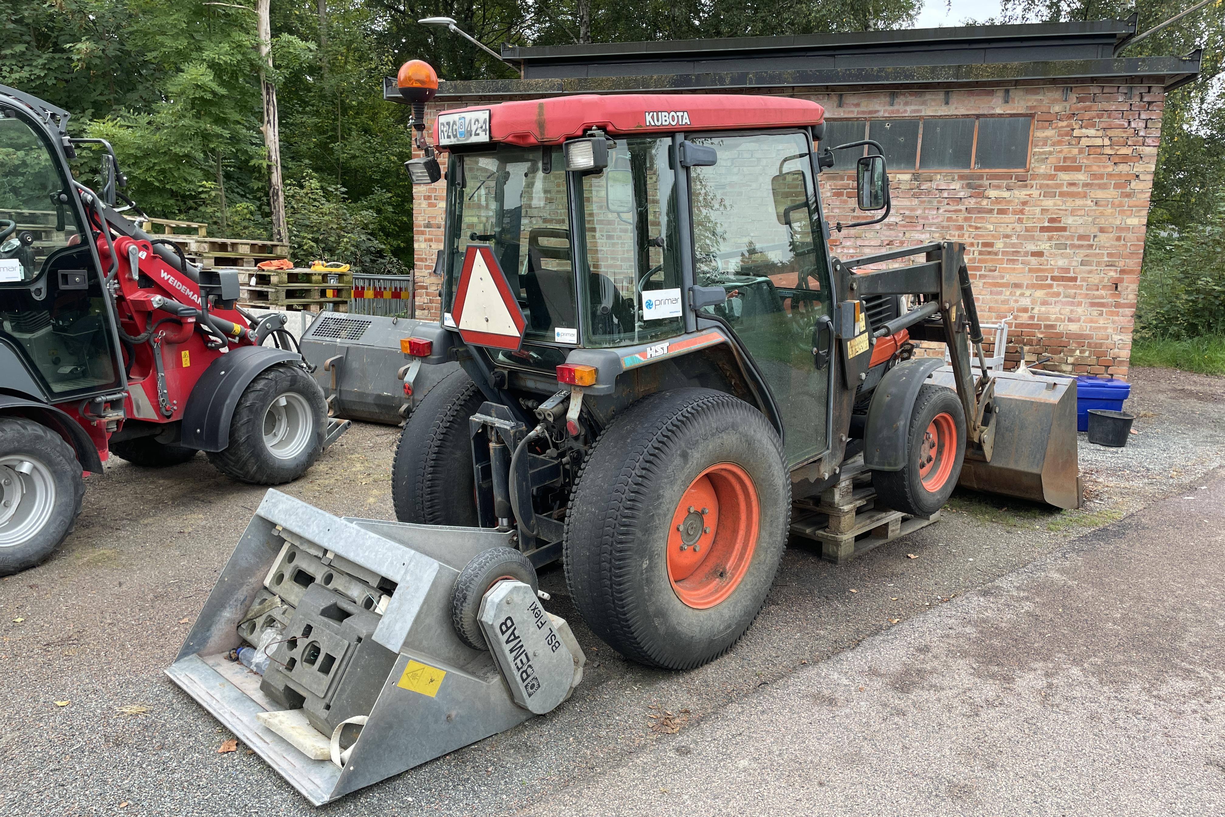 KUBOTA L4200 Traktor - 3 479 km - Manual - Light Red - 2001