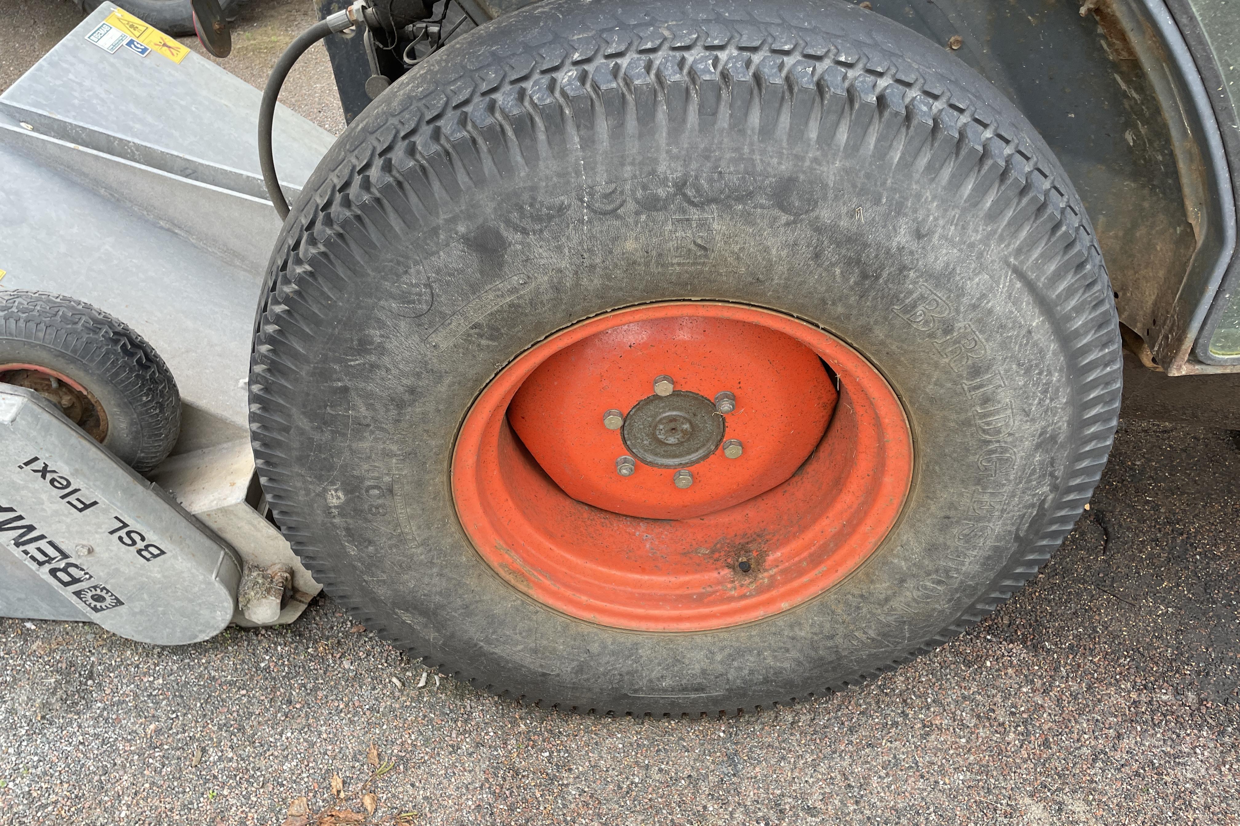 KUBOTA L4200 Traktor - 3 479 km - Manuaalinen - Light Red - 2001