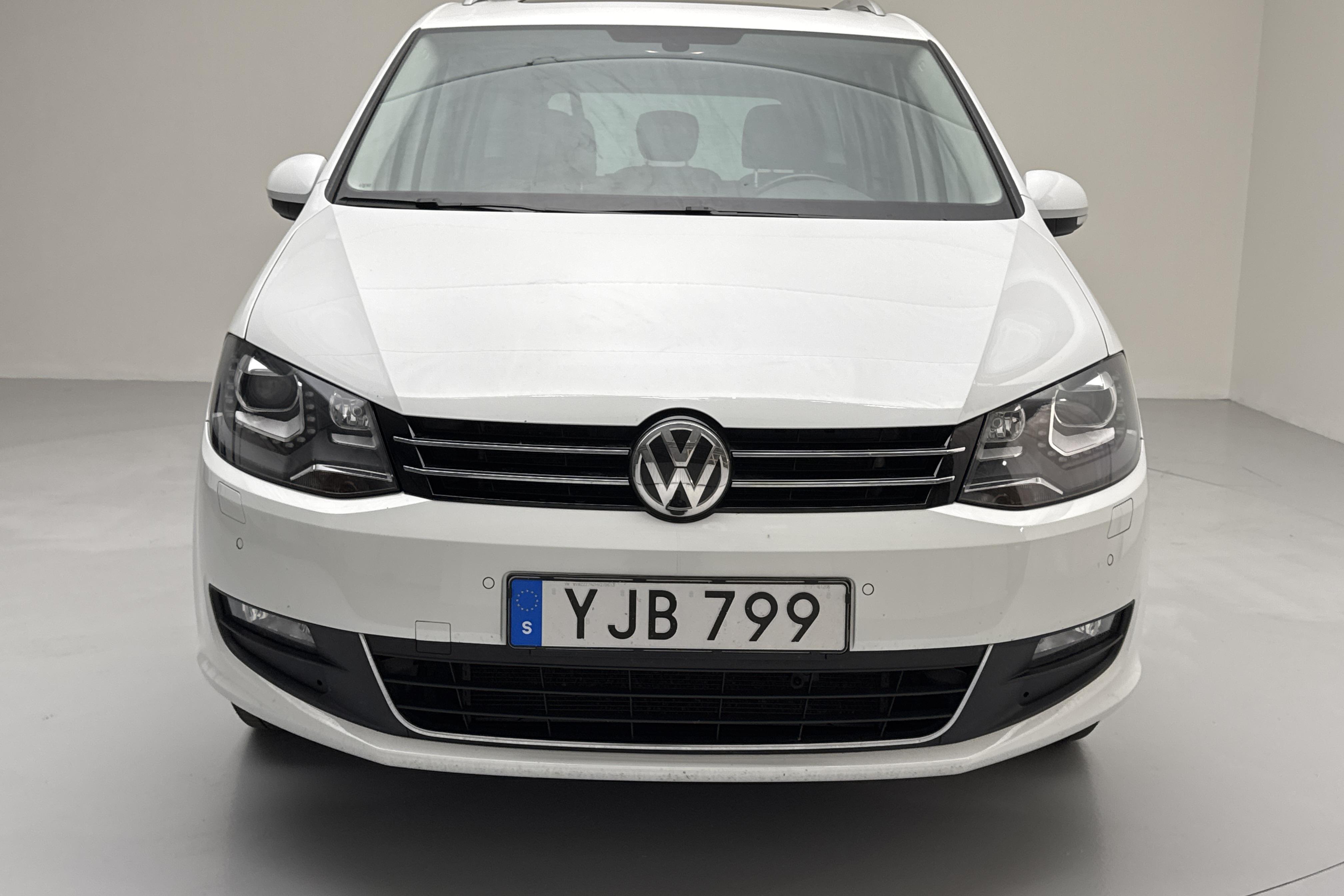 VW Sharan 2.0 TDI (150hk) - 156 380 km - Automaattinen - valkoinen - 2017