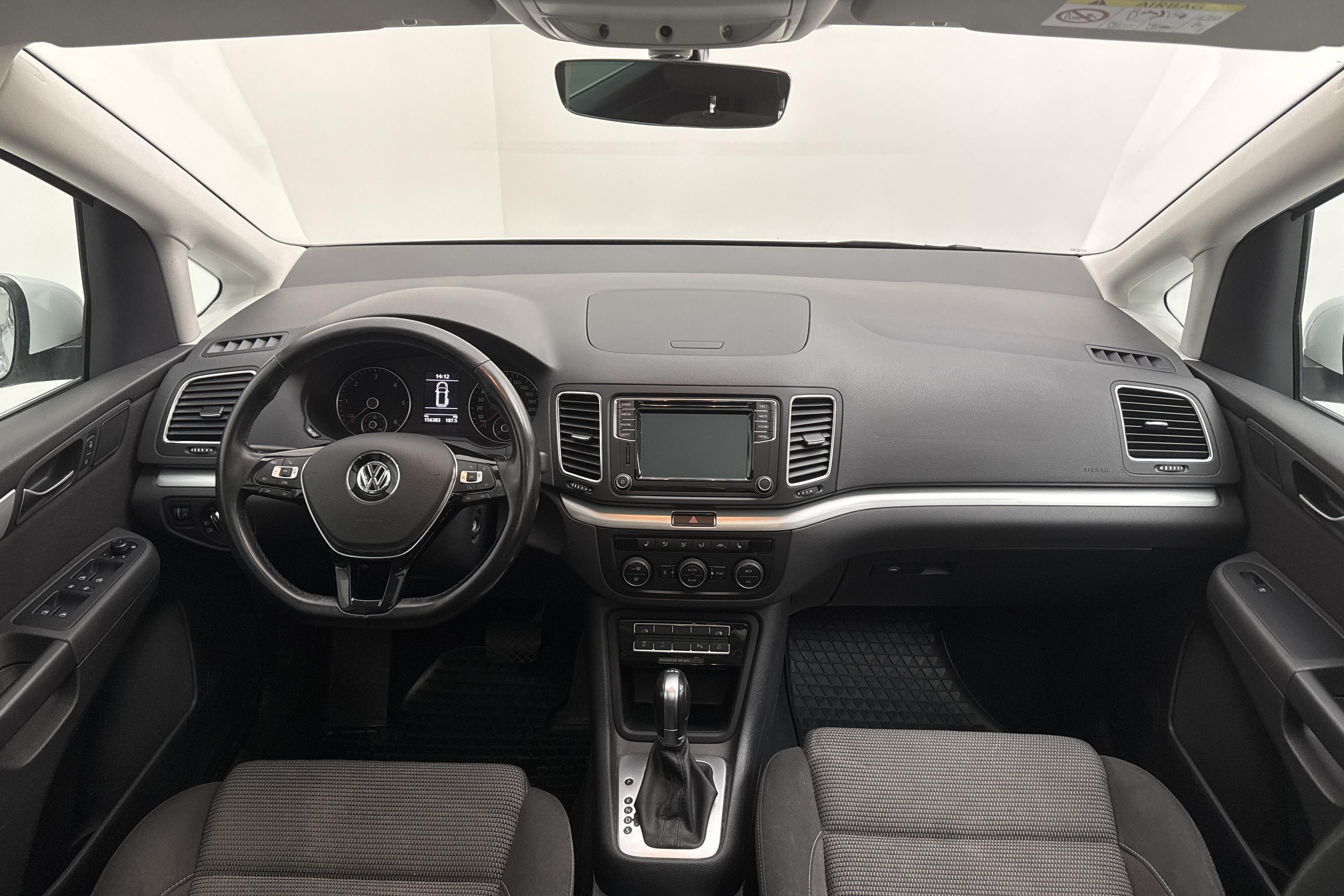 VW Sharan 2.0 TDI (150hk) - 156 380 km - Automatic - white - 2017