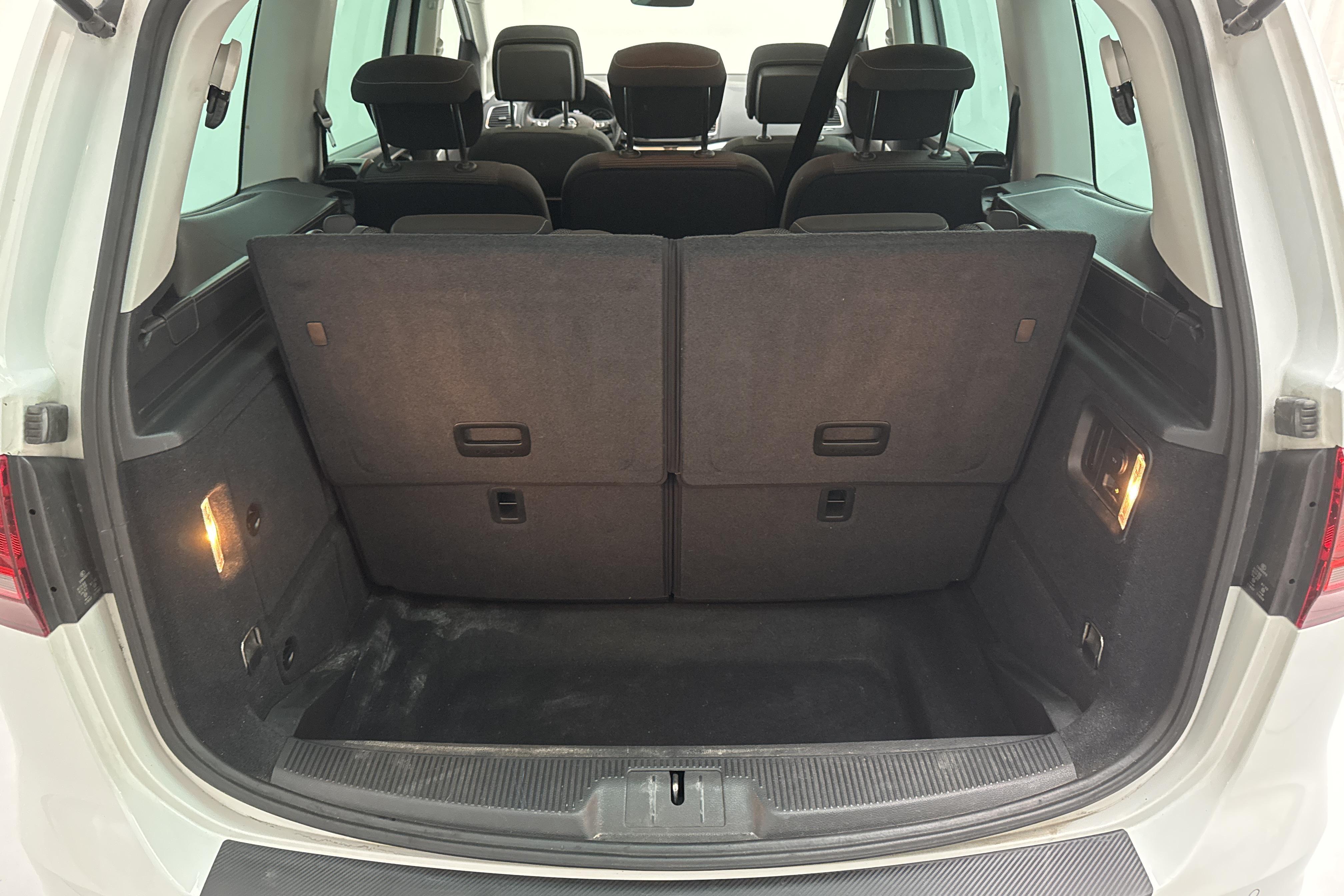 VW Sharan 2.0 TDI (150hk) - 156 380 km - Automaattinen - valkoinen - 2017