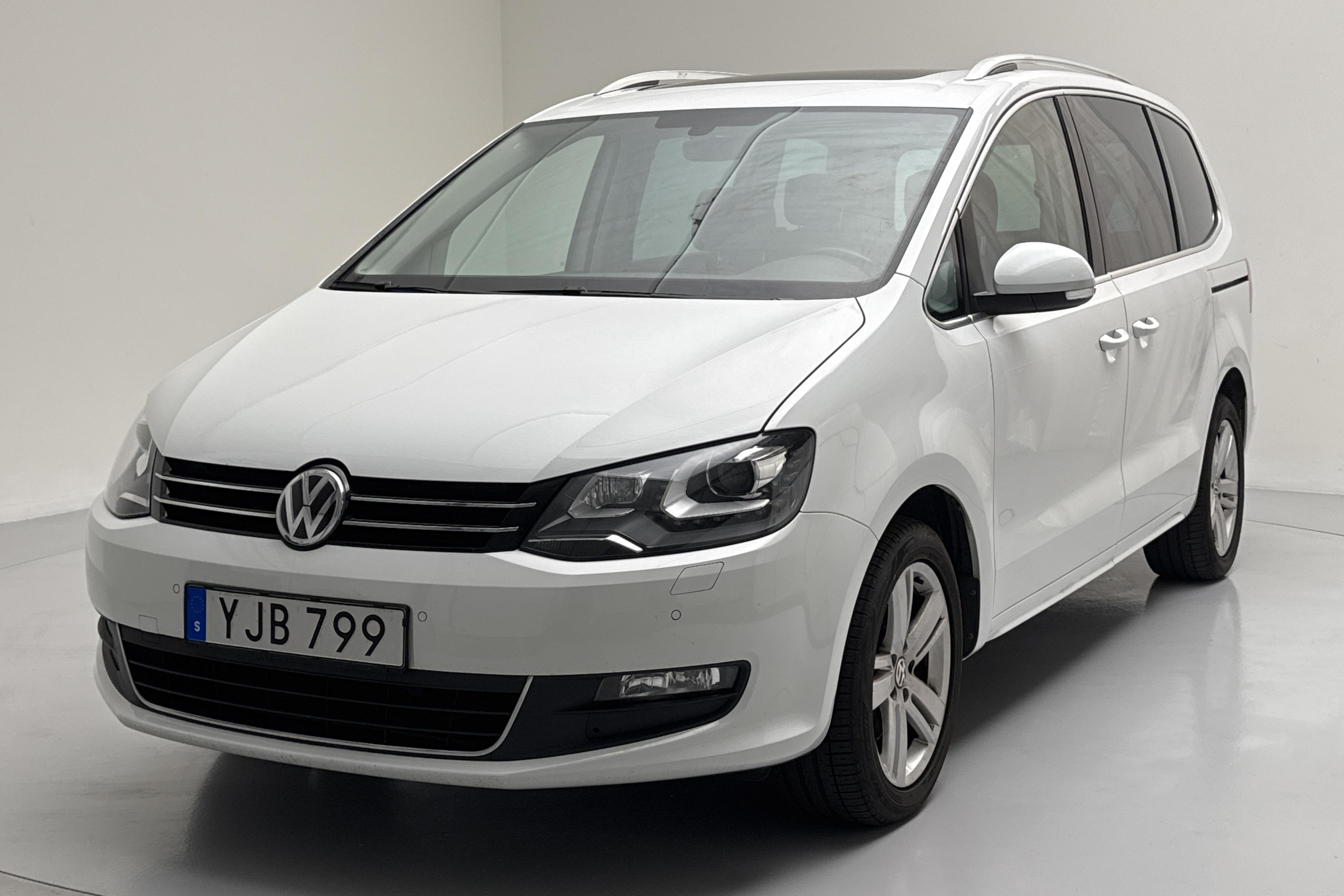 VW Sharan 2.0 TDI (150hk) - 156 380 km - Automaattinen - valkoinen - 2017